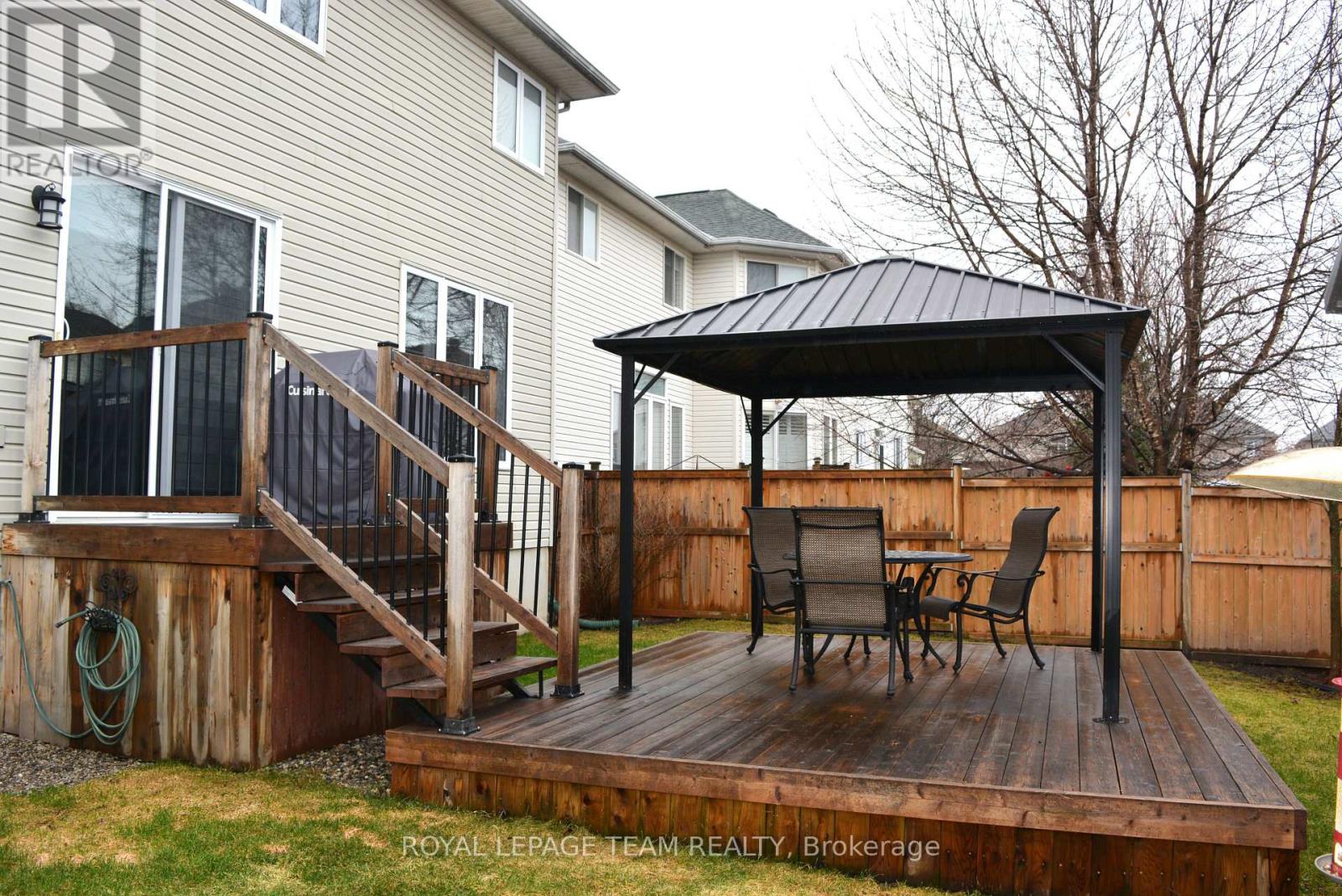 8 Thunderbird Crescent