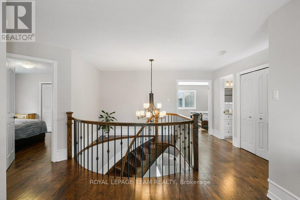 8 Thunderbird Crescent