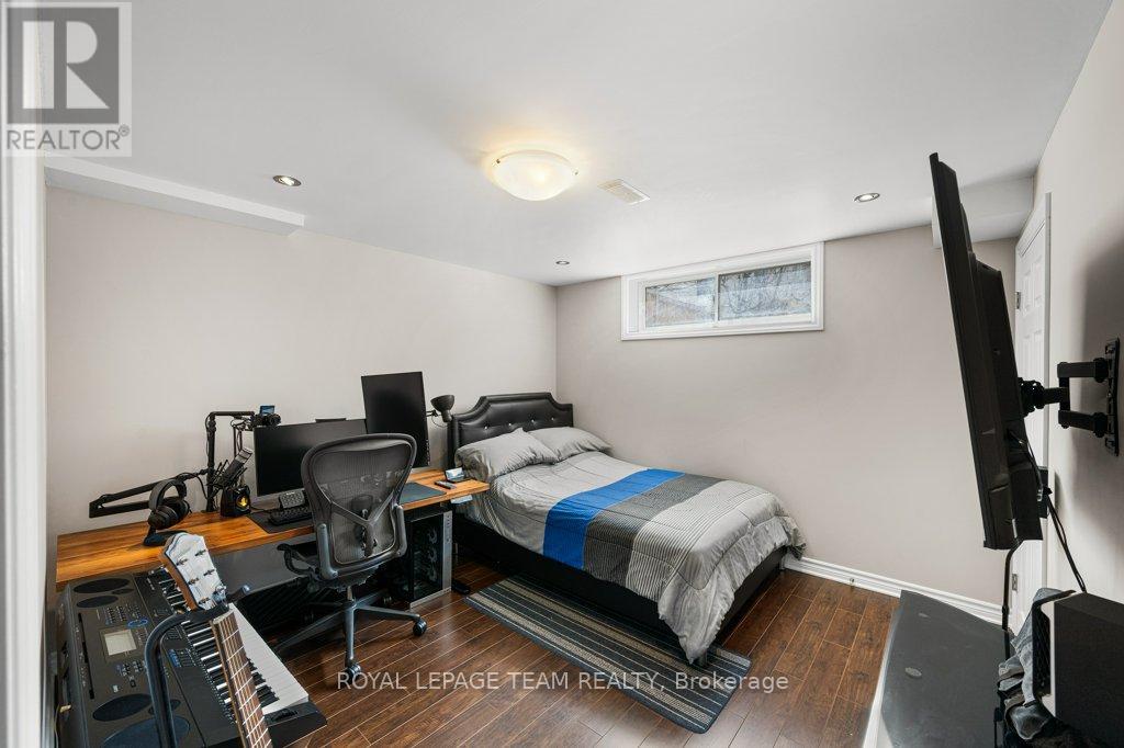 8 Thunderbird Crescent