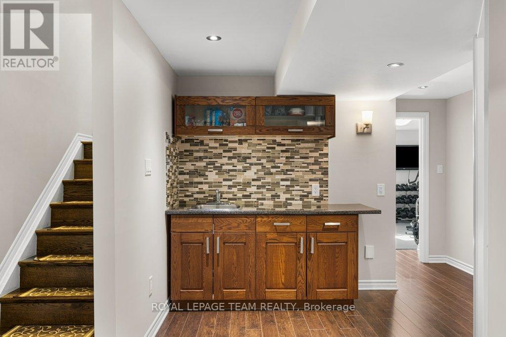 8 Thunderbird Crescent