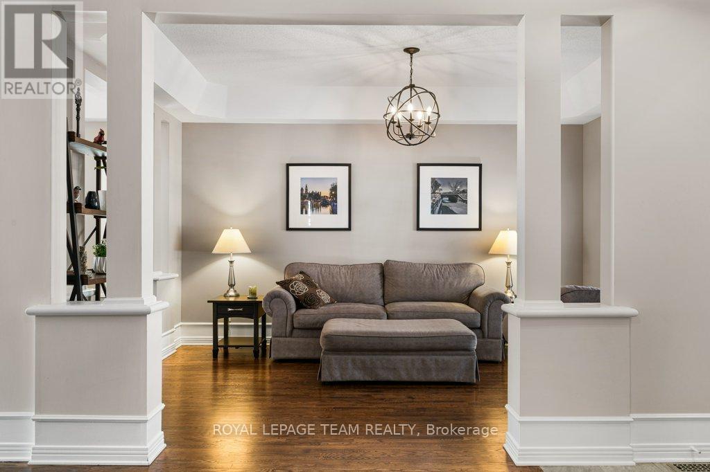 8 Thunderbird Crescent