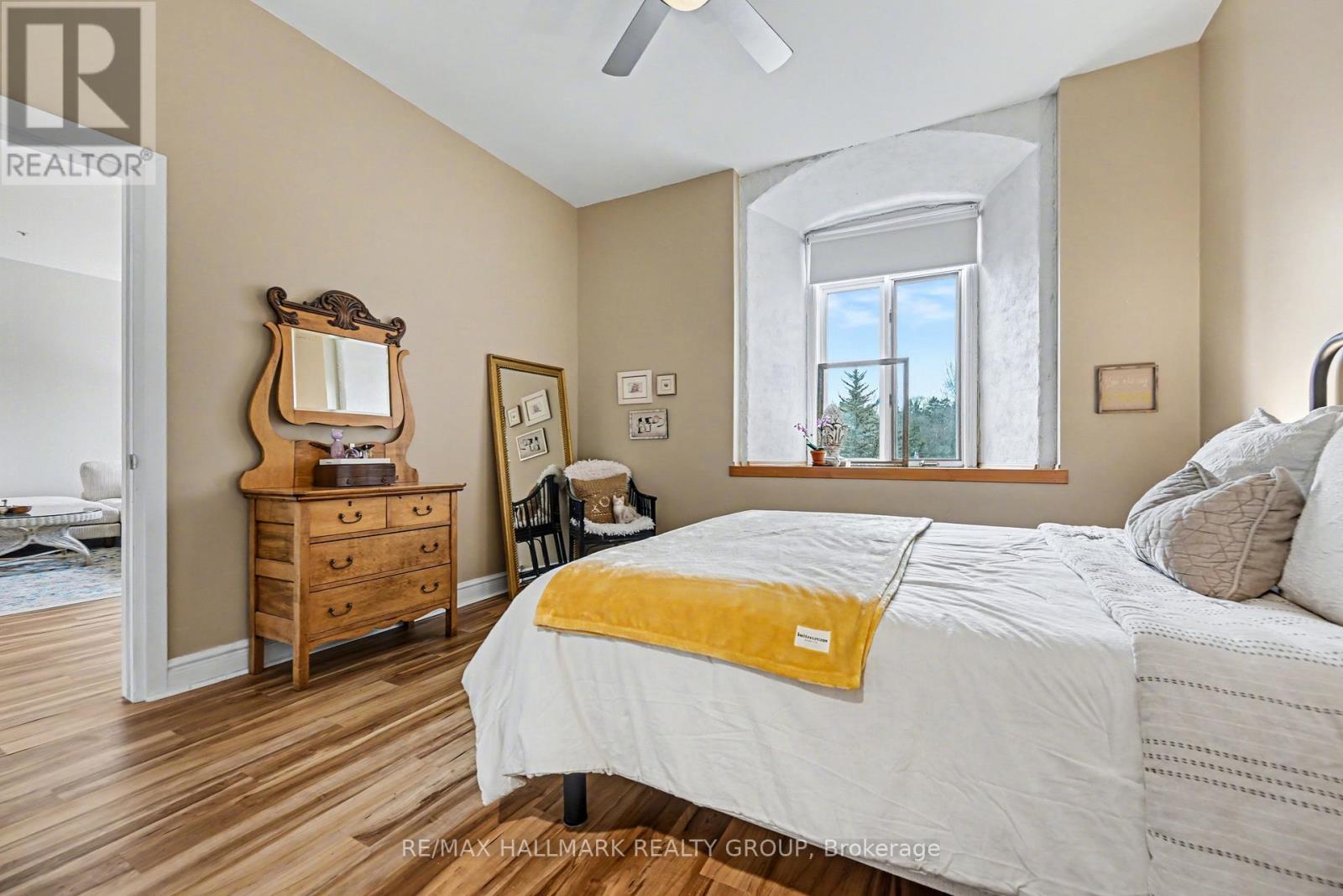 206 - 1 Rosamond Street E