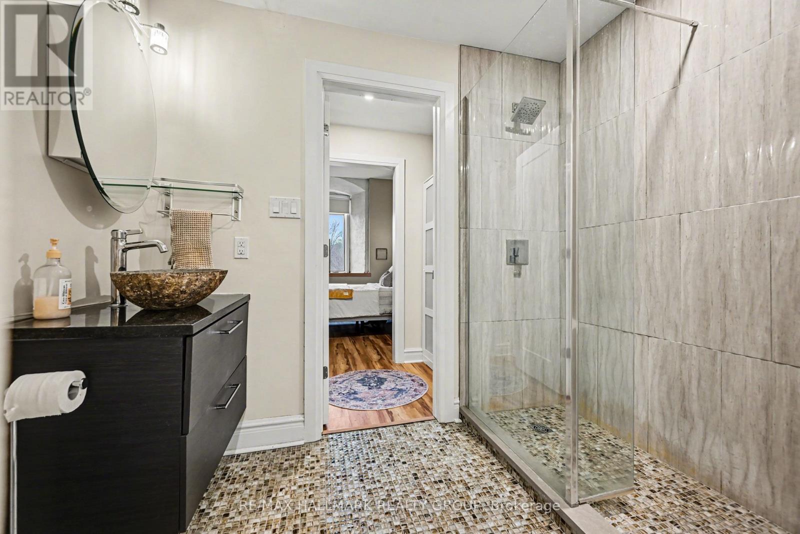 206 - 1 Rosamond Street E