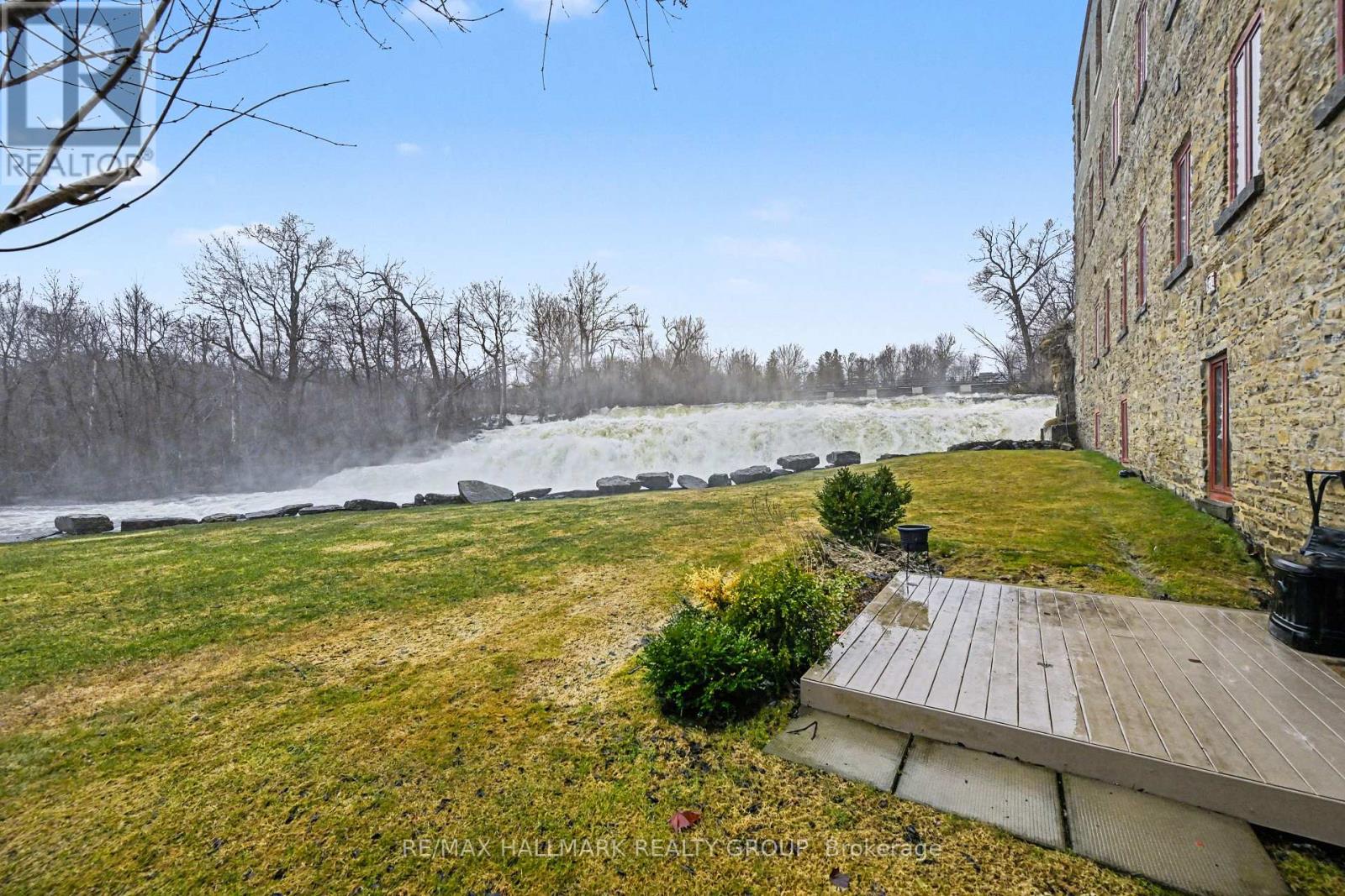 206 - 1 Rosamond Street E