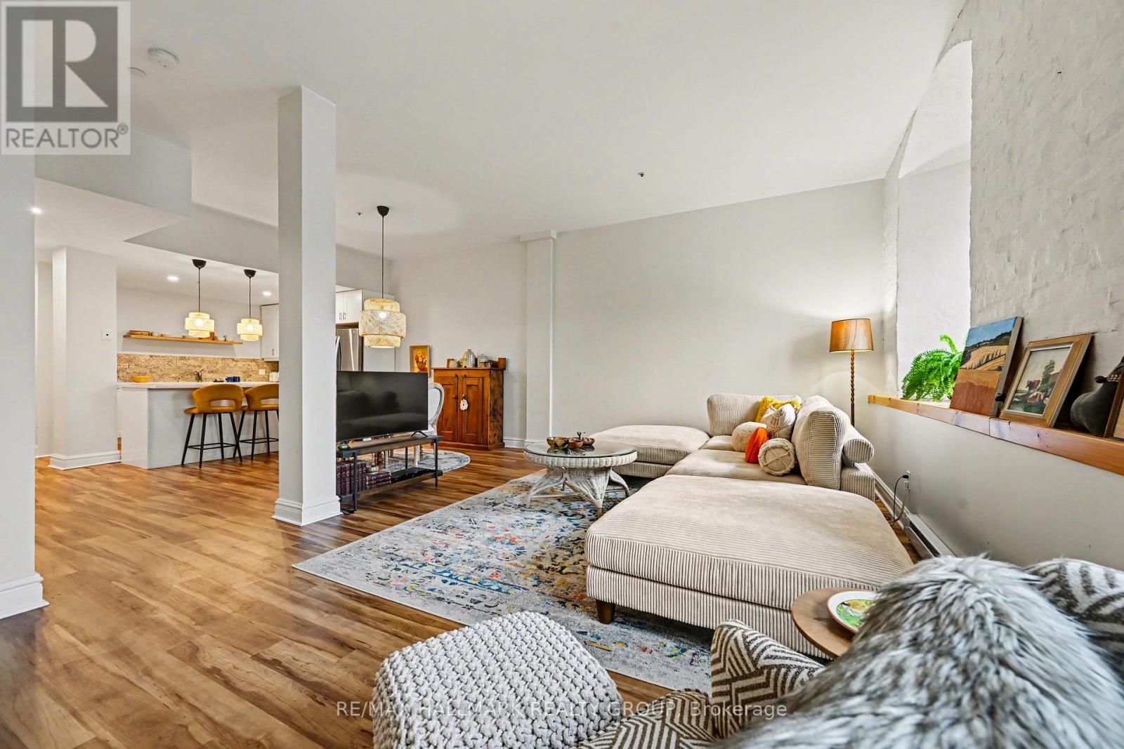 206 - 1 Rosamond Street E