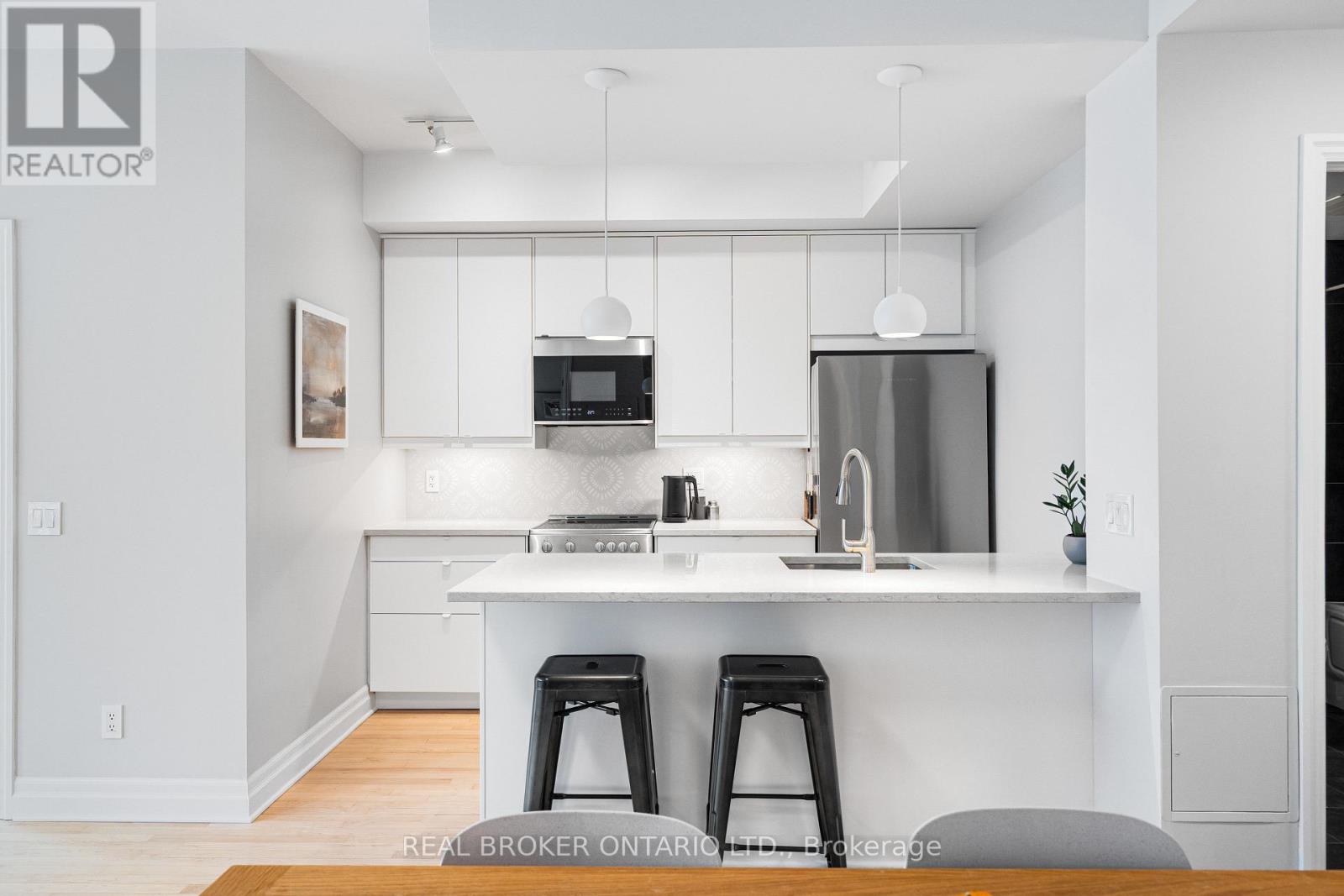 810 - 235 Kent Street