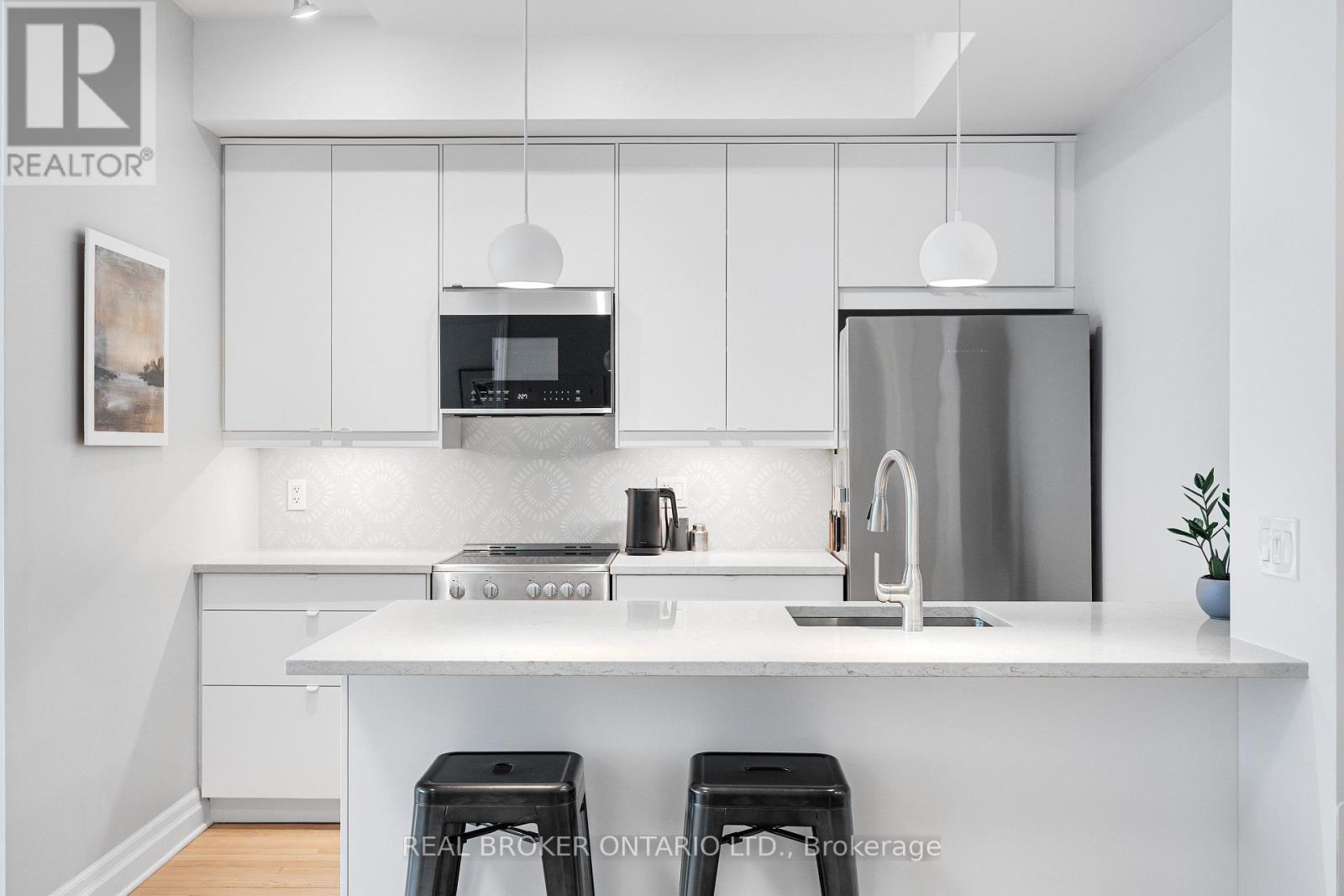 810 - 235 Kent Street