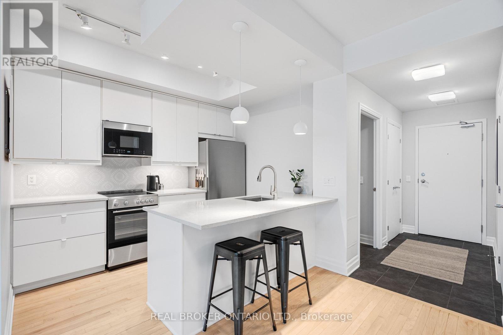 810 - 235 Kent Street