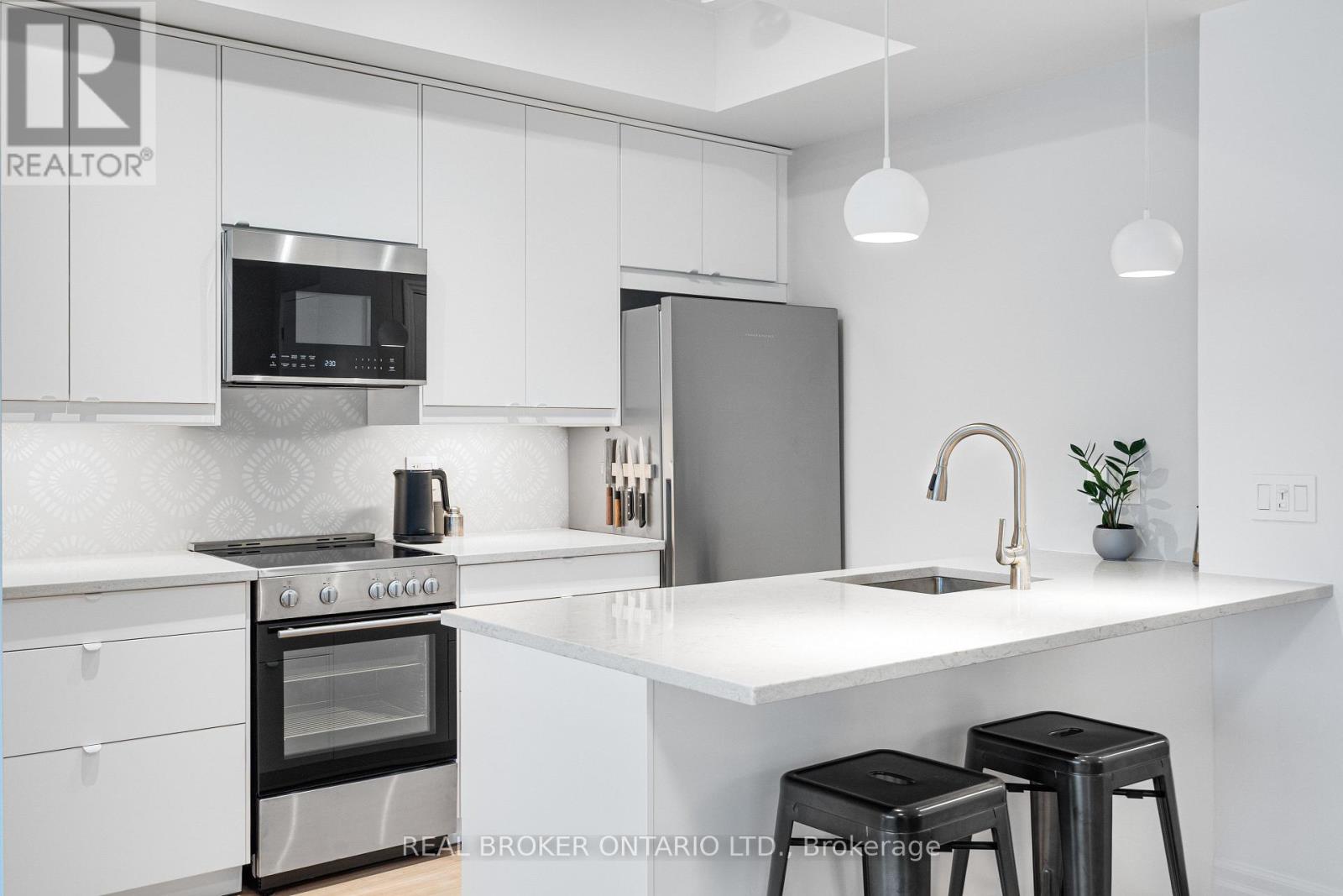 810 - 235 Kent Street