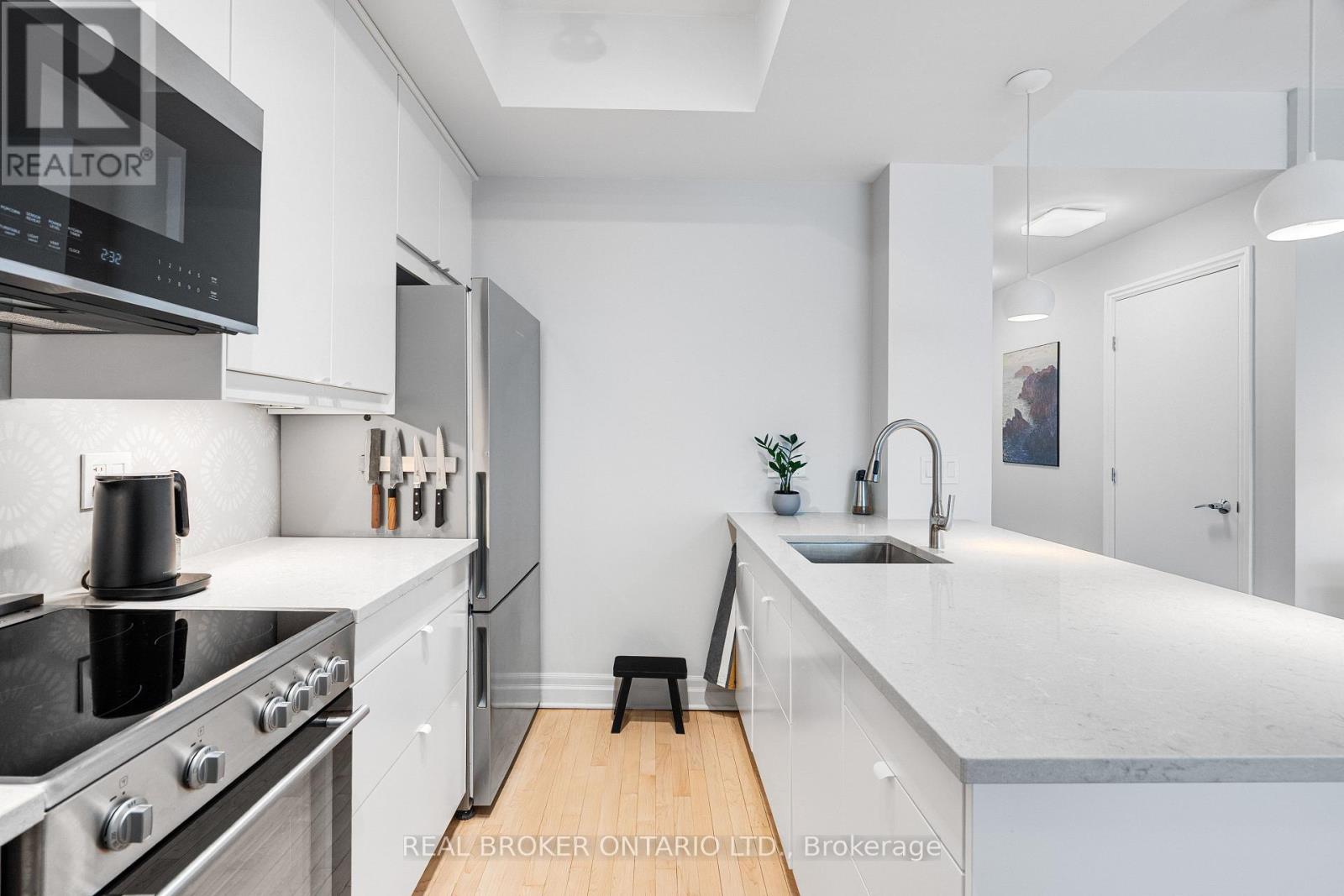 810 - 235 Kent Street