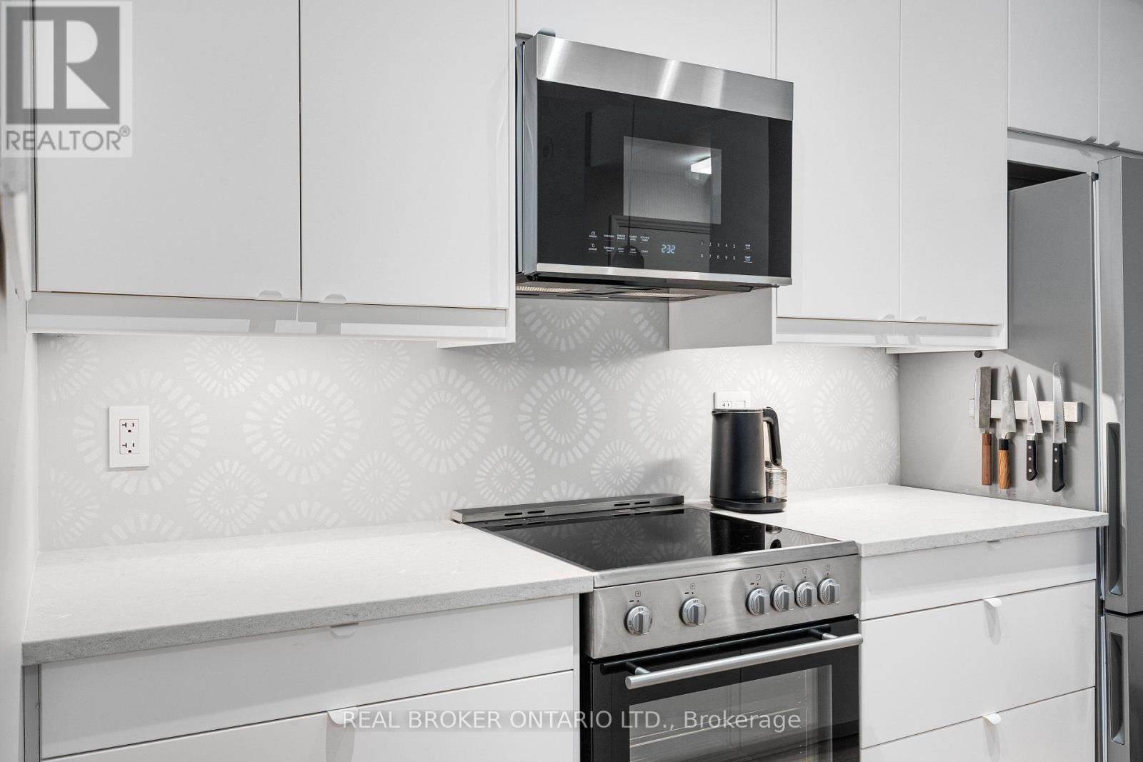 810 - 235 Kent Street