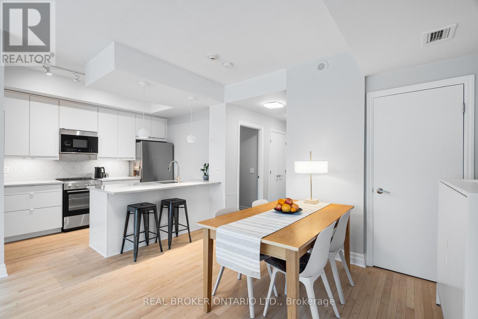 810 - 235 Kent Street