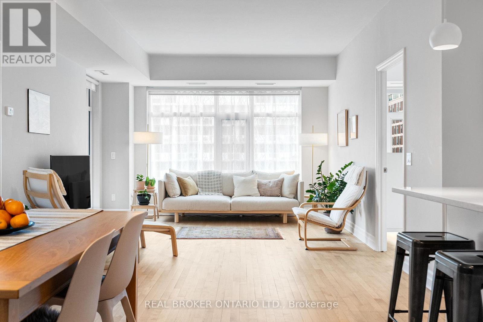 810 - 235 Kent Street