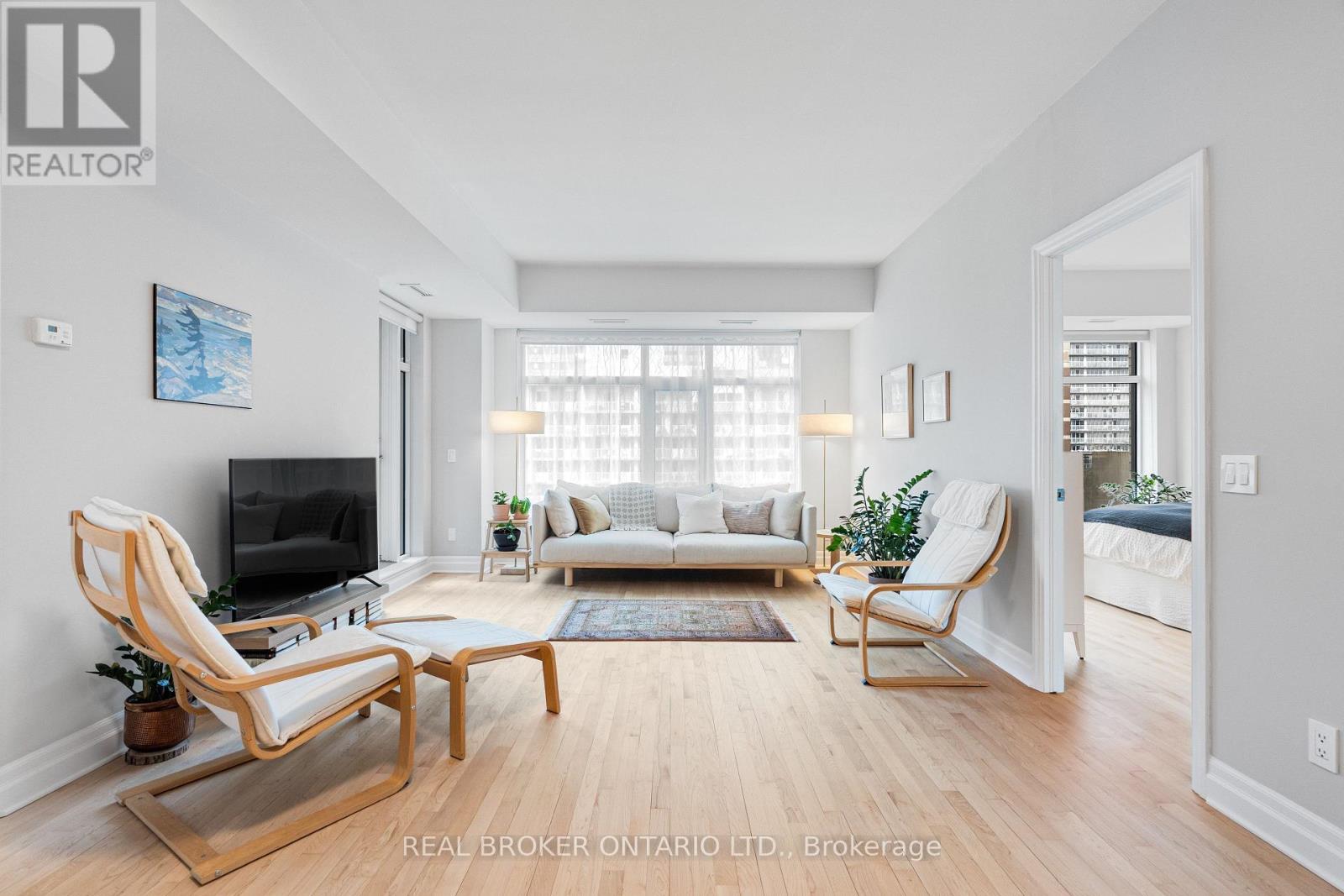 810 - 235 Kent Street