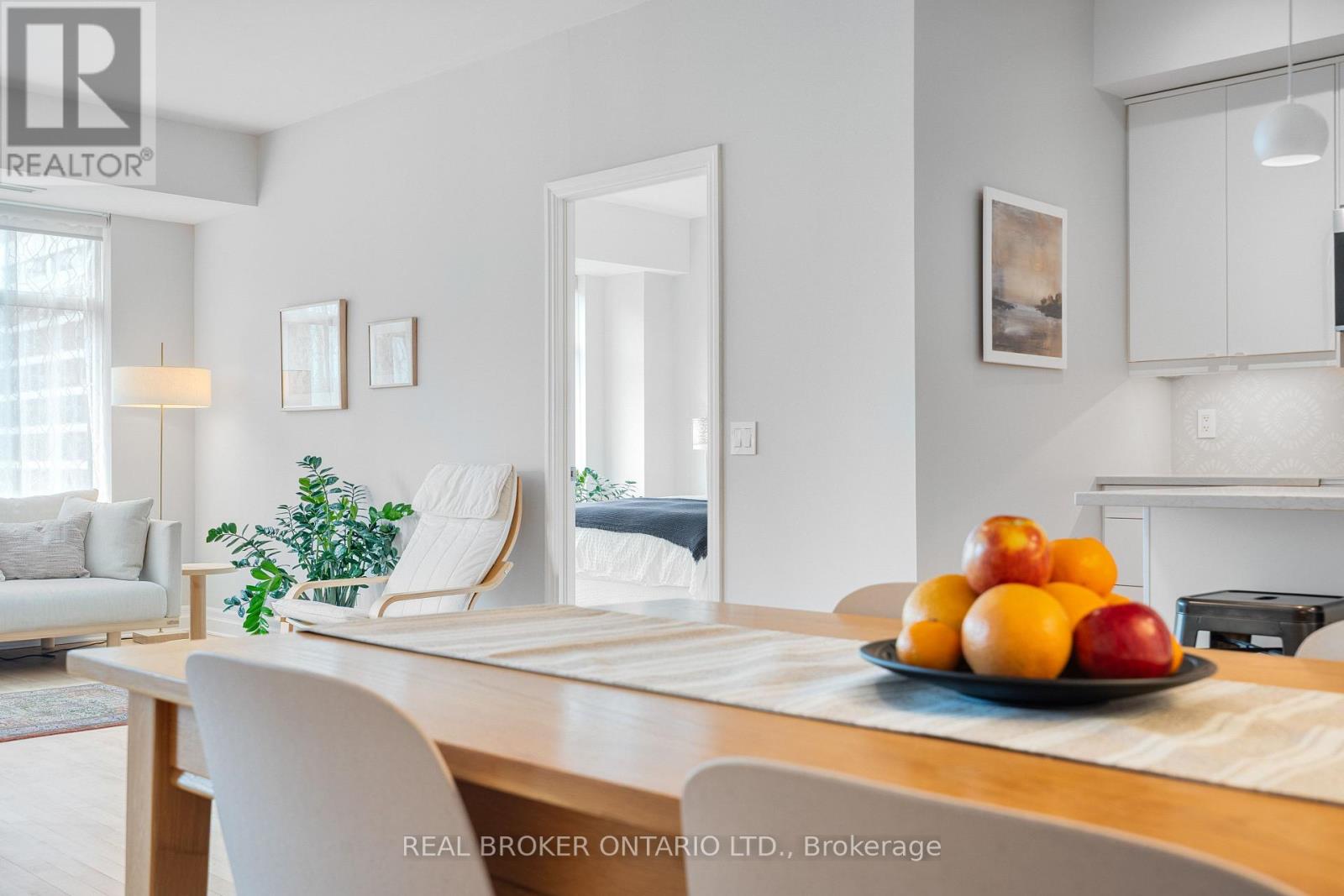 810 - 235 Kent Street