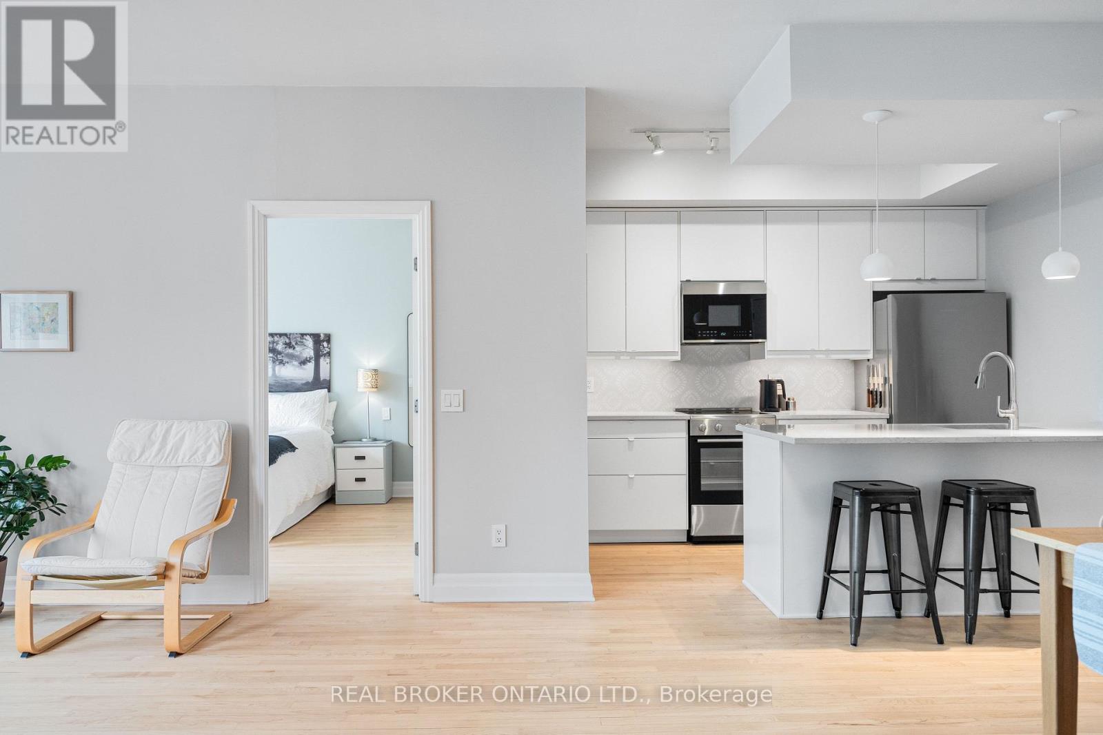 810 - 235 Kent Street