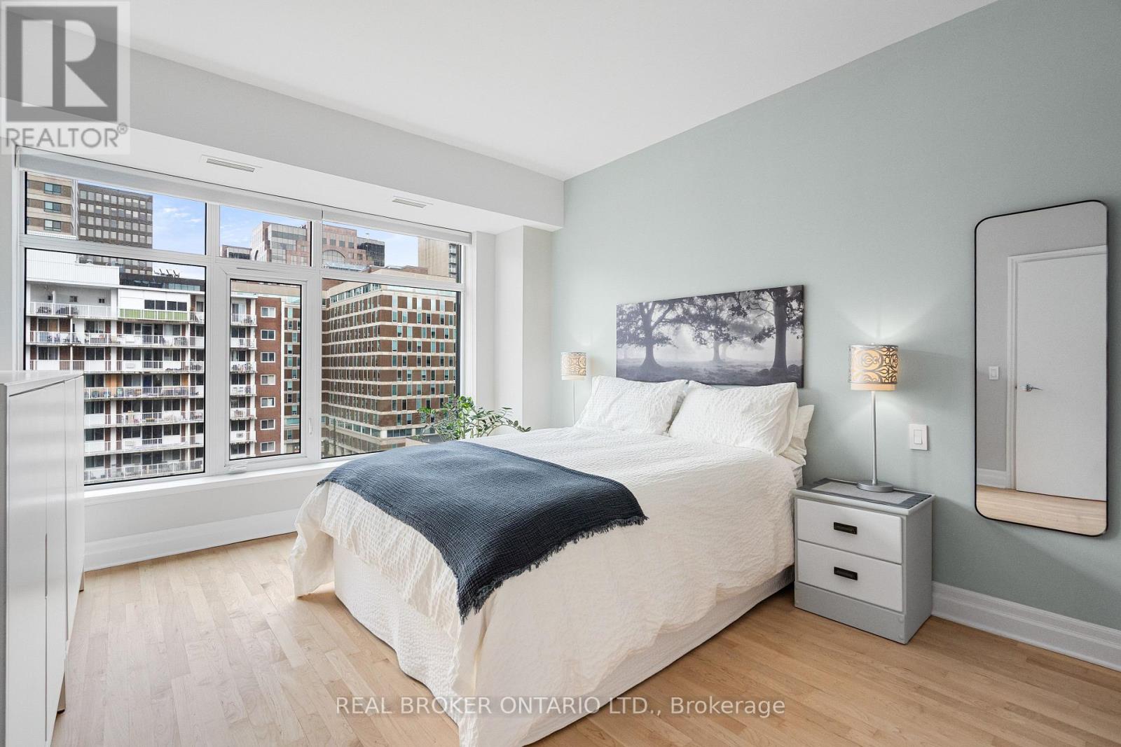 810 - 235 Kent Street