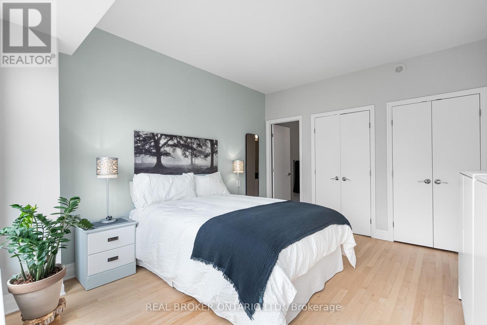 810 - 235 Kent Street