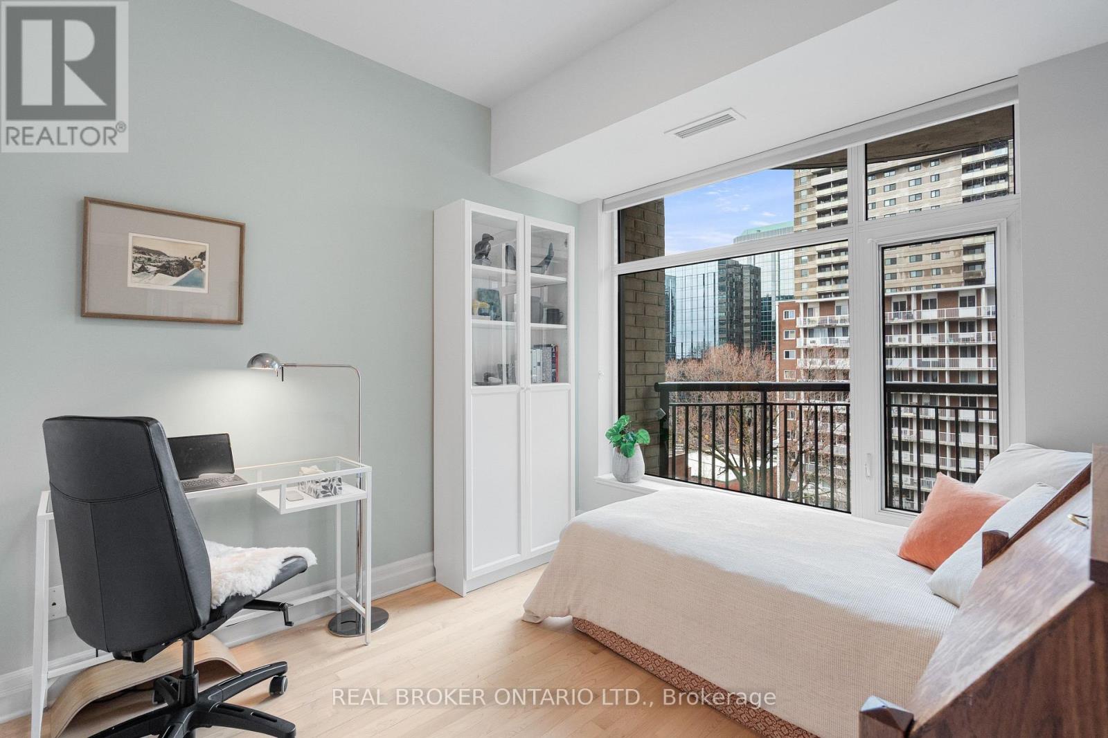 810 - 235 Kent Street