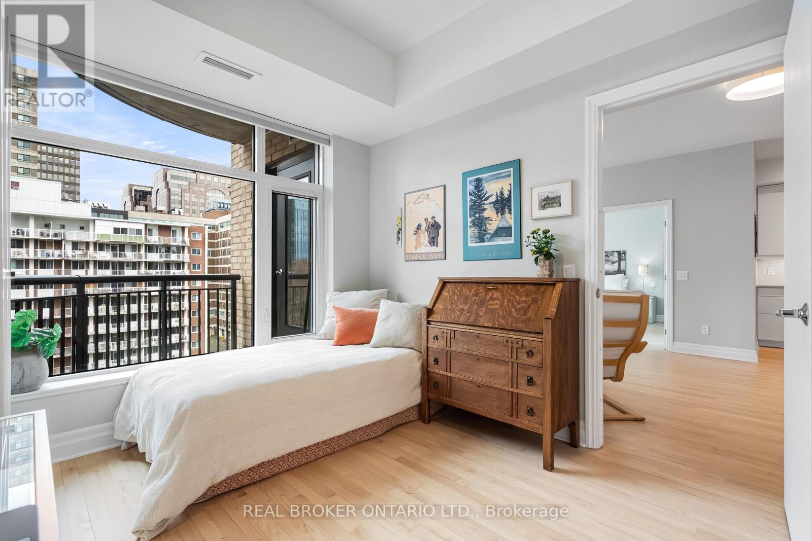 810 - 235 Kent Street