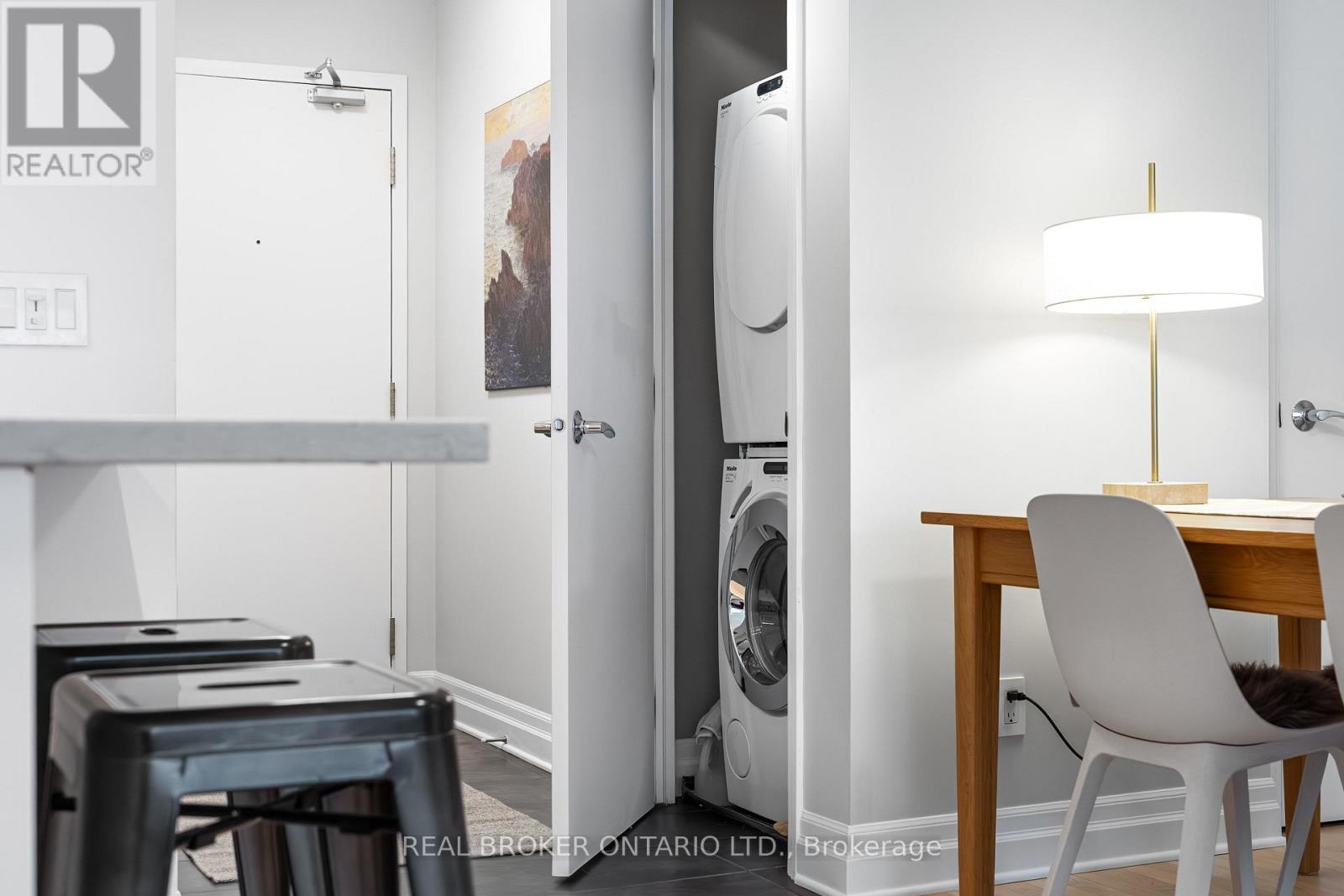 810 - 235 Kent Street