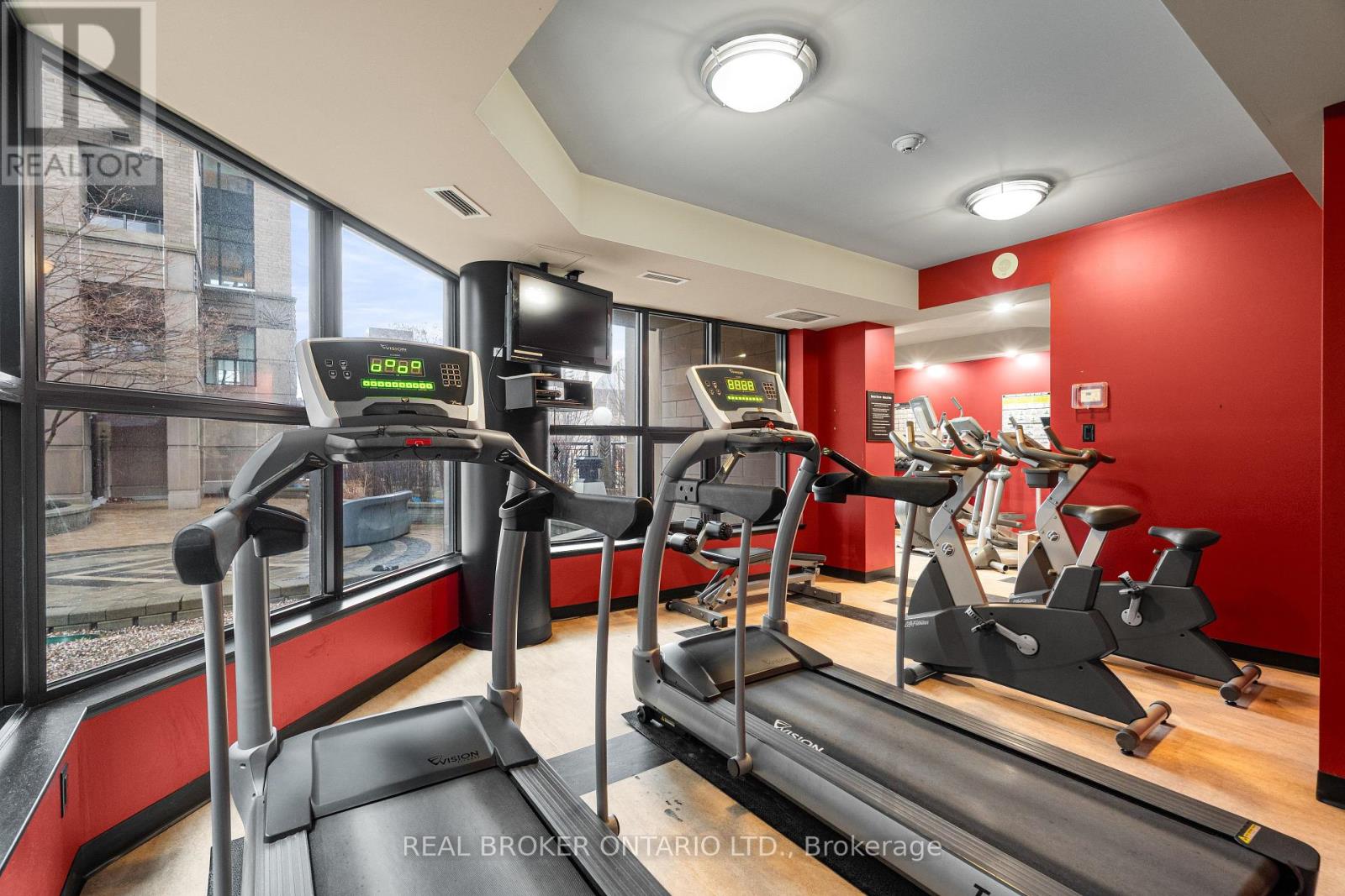 810 - 235 Kent Street