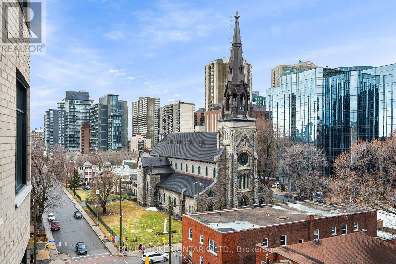 810 - 235 Kent Street