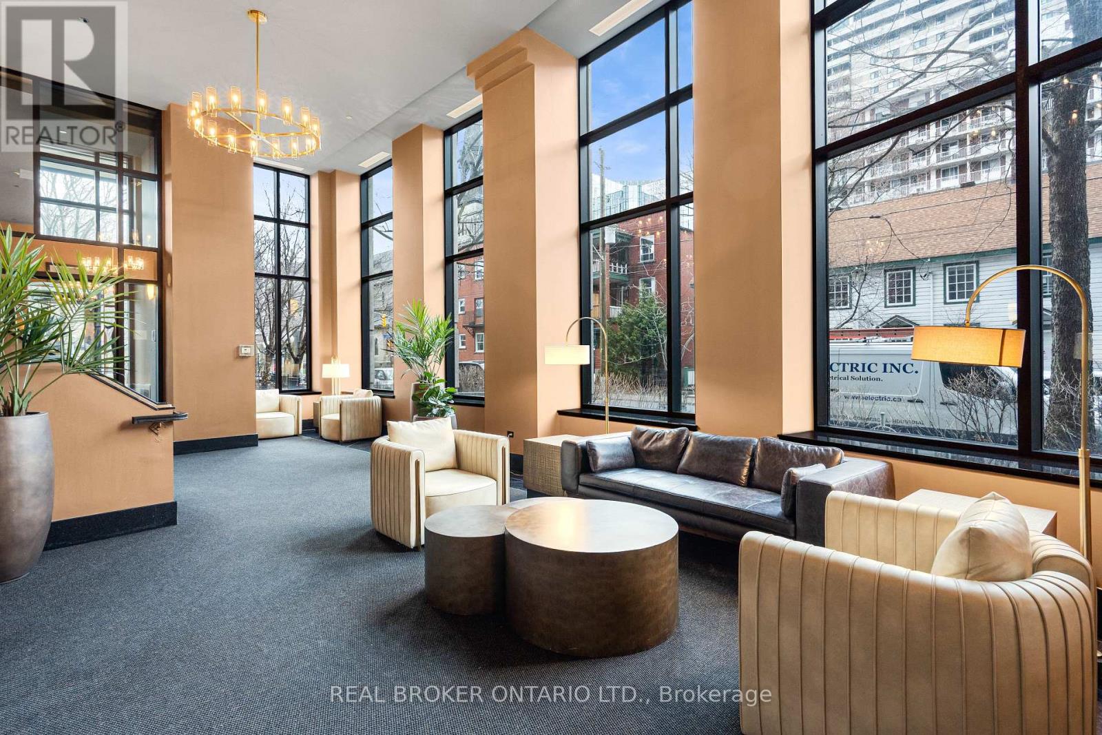 810 - 235 Kent Street