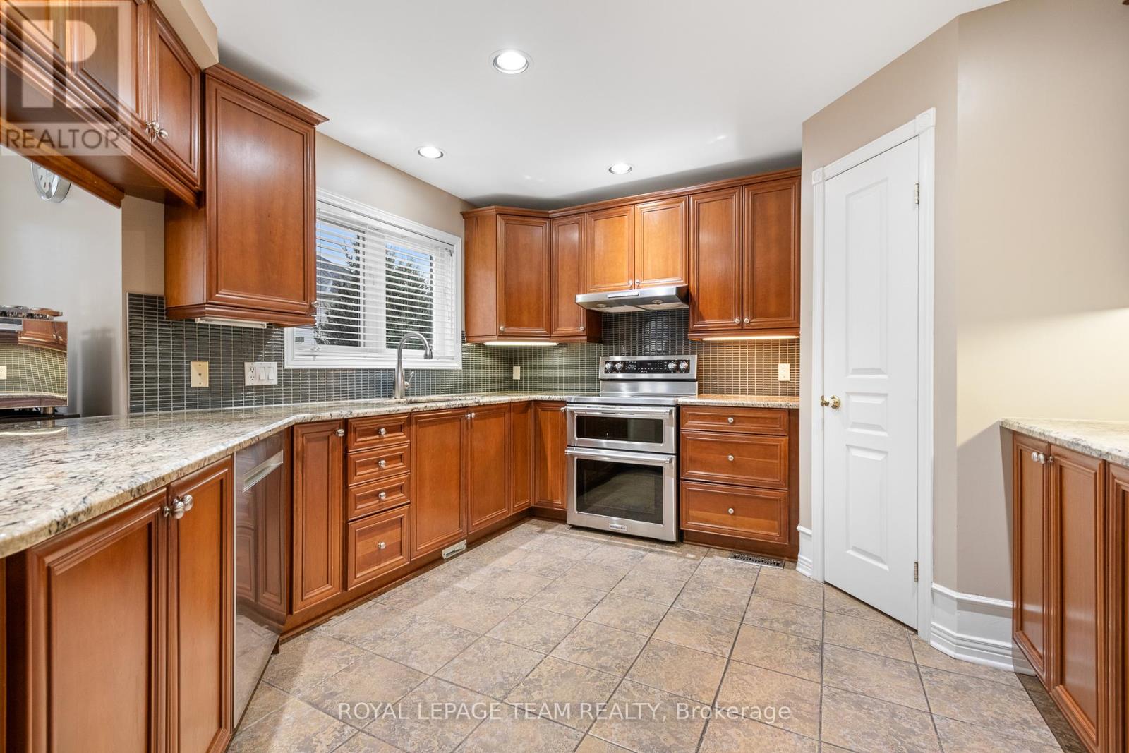 844 Giant Cedars Crescent