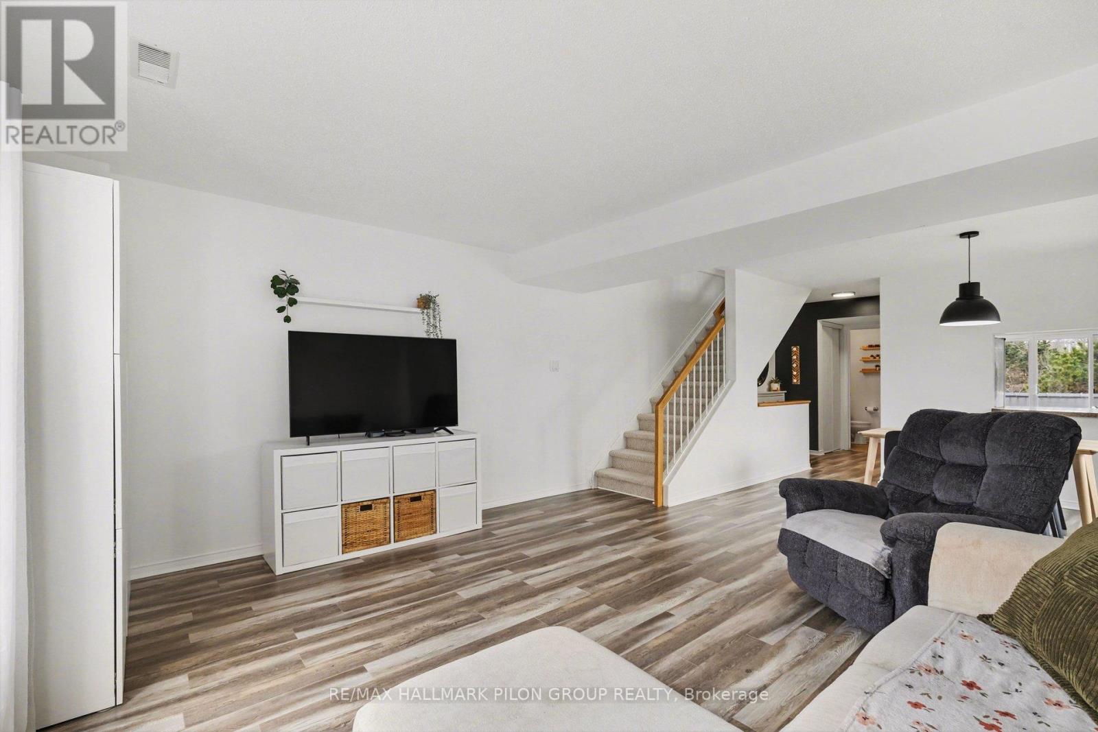 1121 Gablefield Private