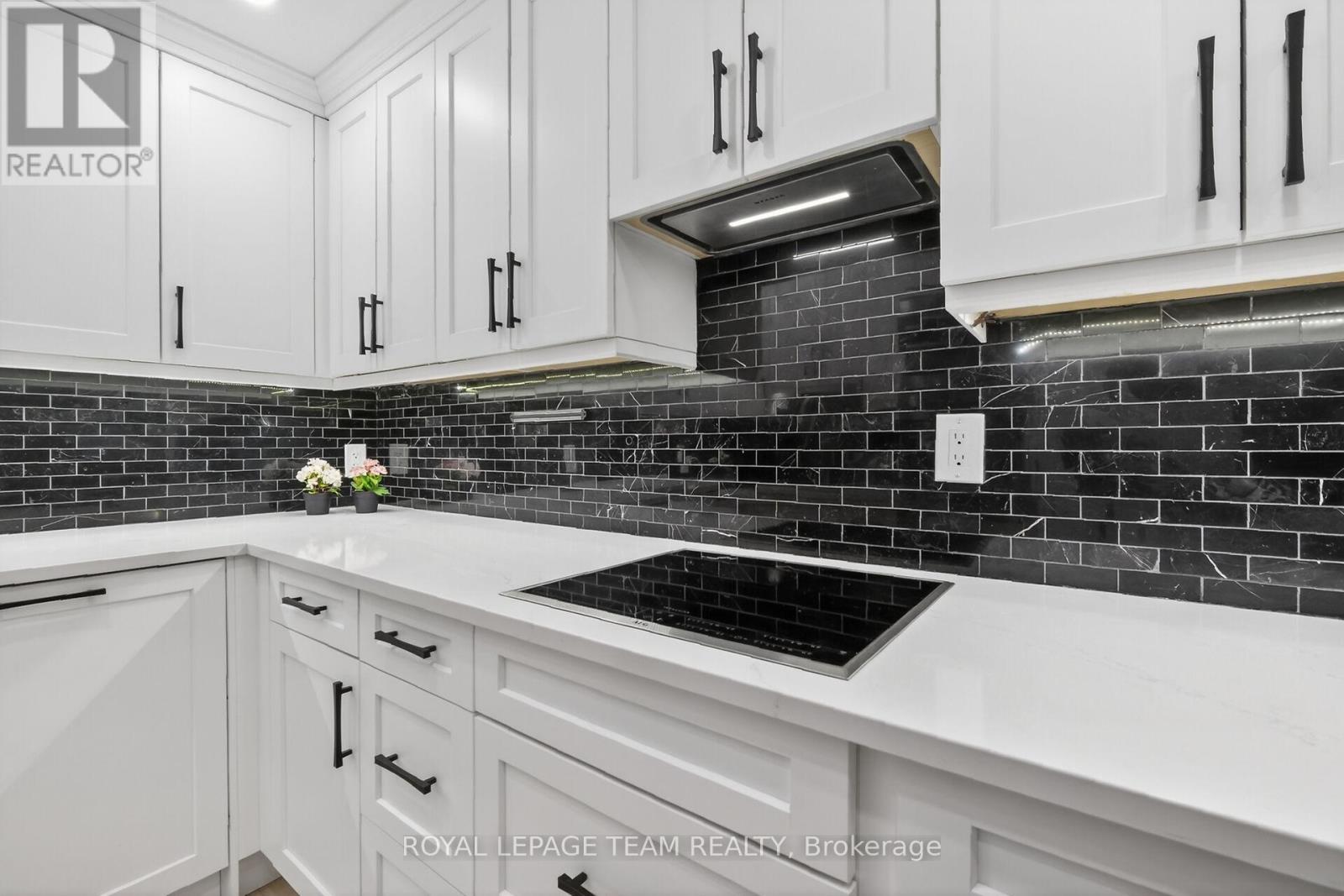 2012 - 515 St Laurent Boulevard