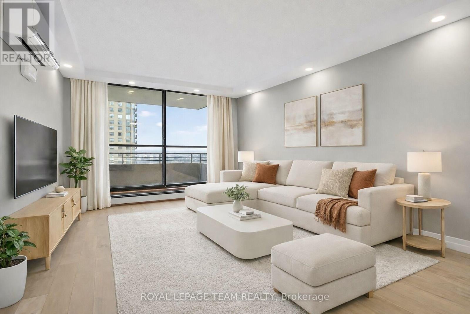 2012 - 515 St Laurent Boulevard