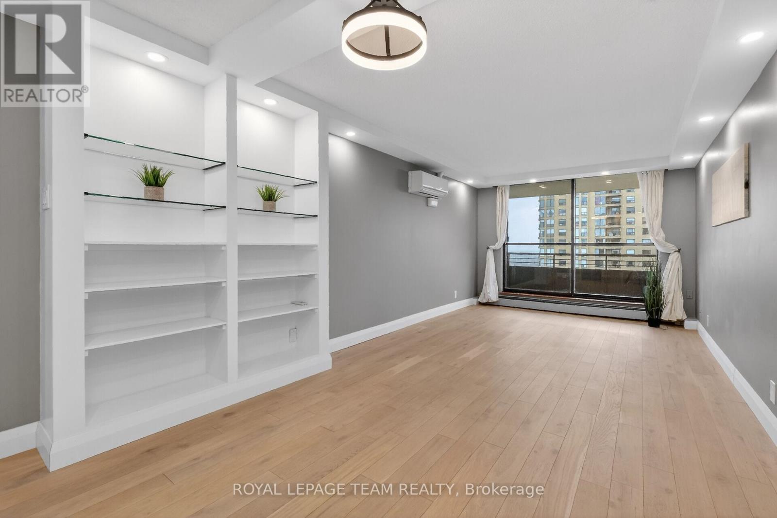 2012 - 515 St Laurent Boulevard