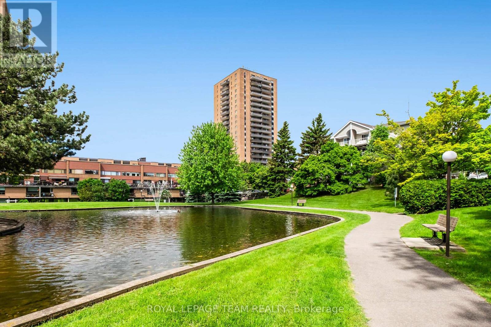 2012 - 515 St Laurent Boulevard