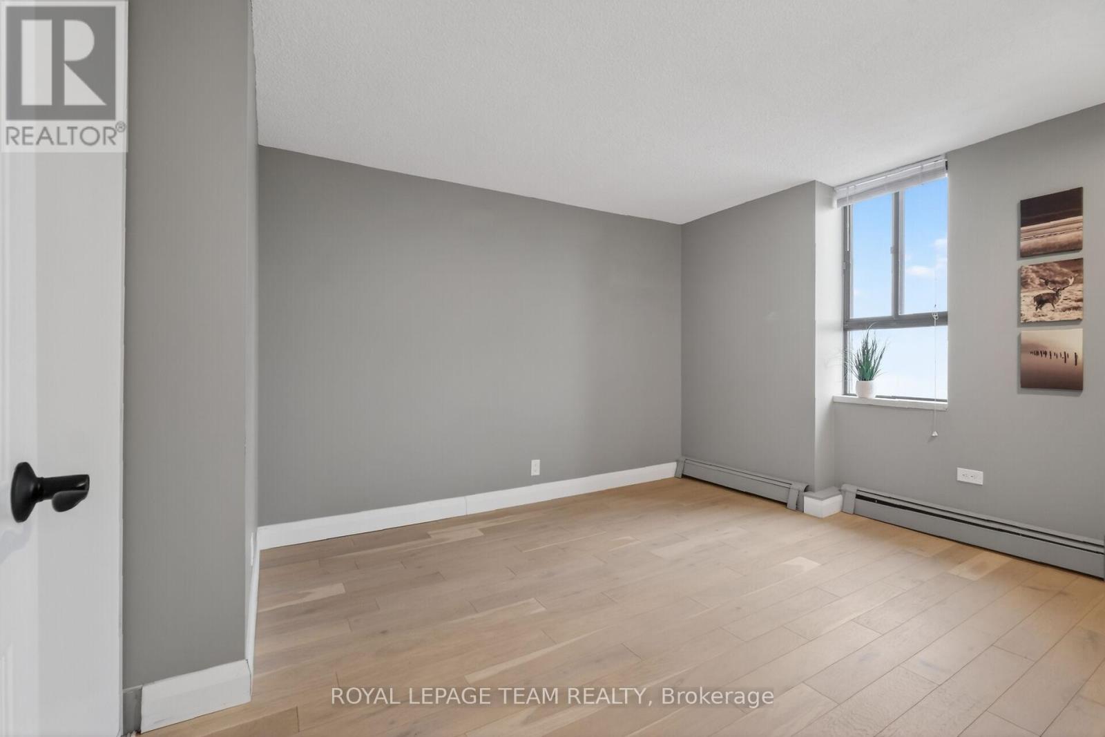 2012 - 515 St Laurent Boulevard