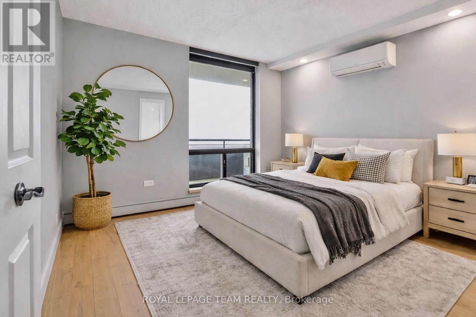 2012 - 515 St Laurent Boulevard