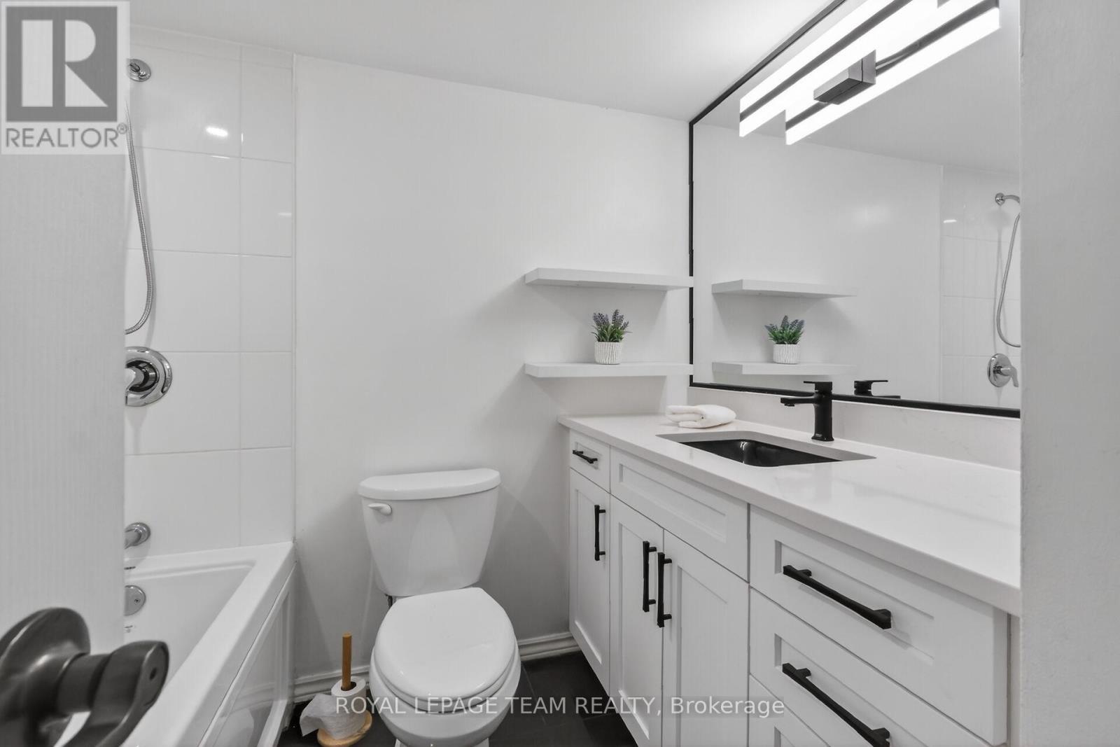 2012 - 515 St Laurent Boulevard