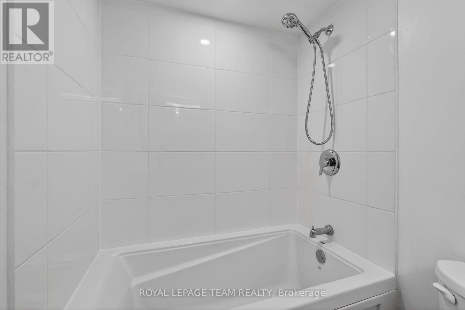 2012 - 515 St Laurent Boulevard