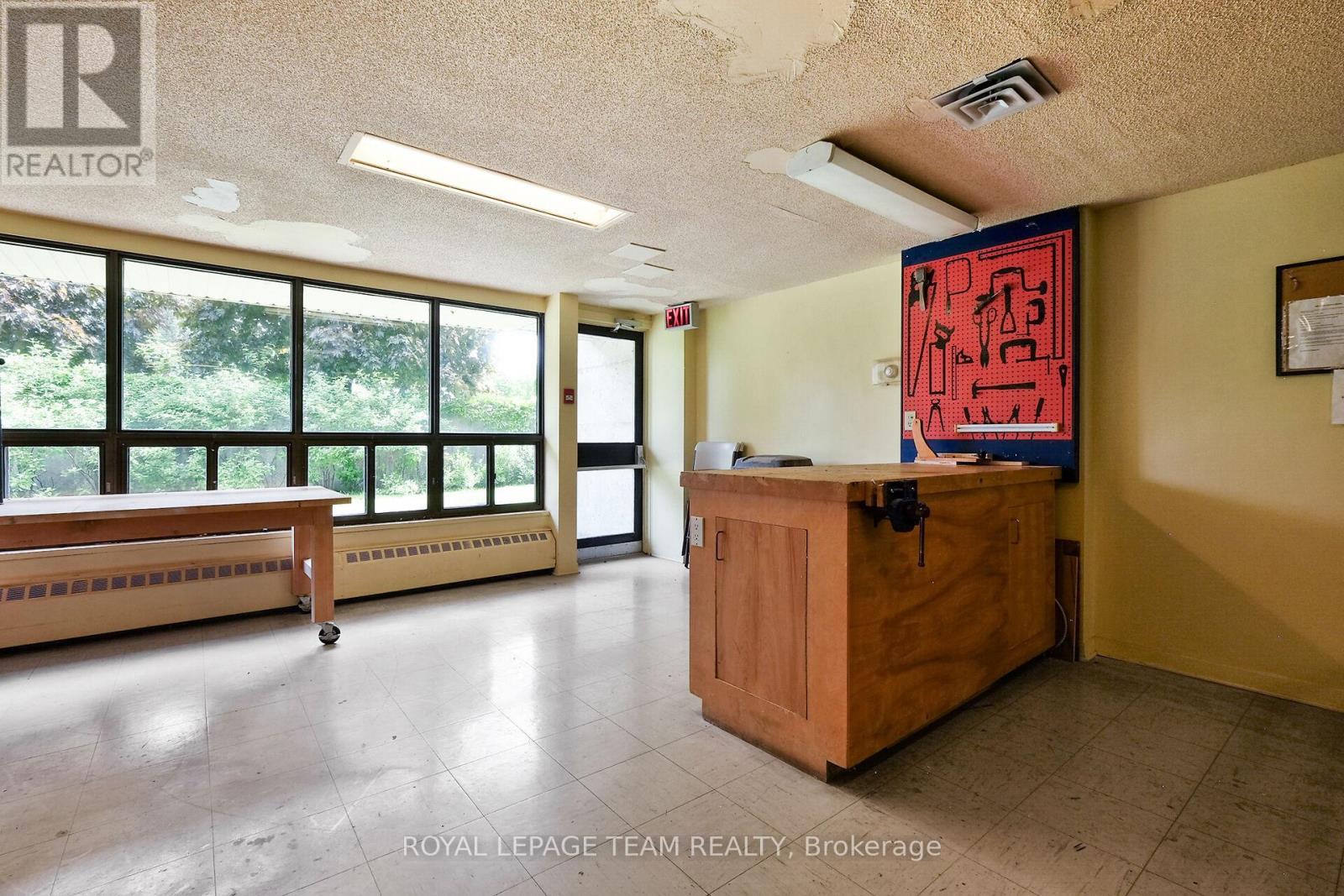 2012 - 515 St Laurent Boulevard