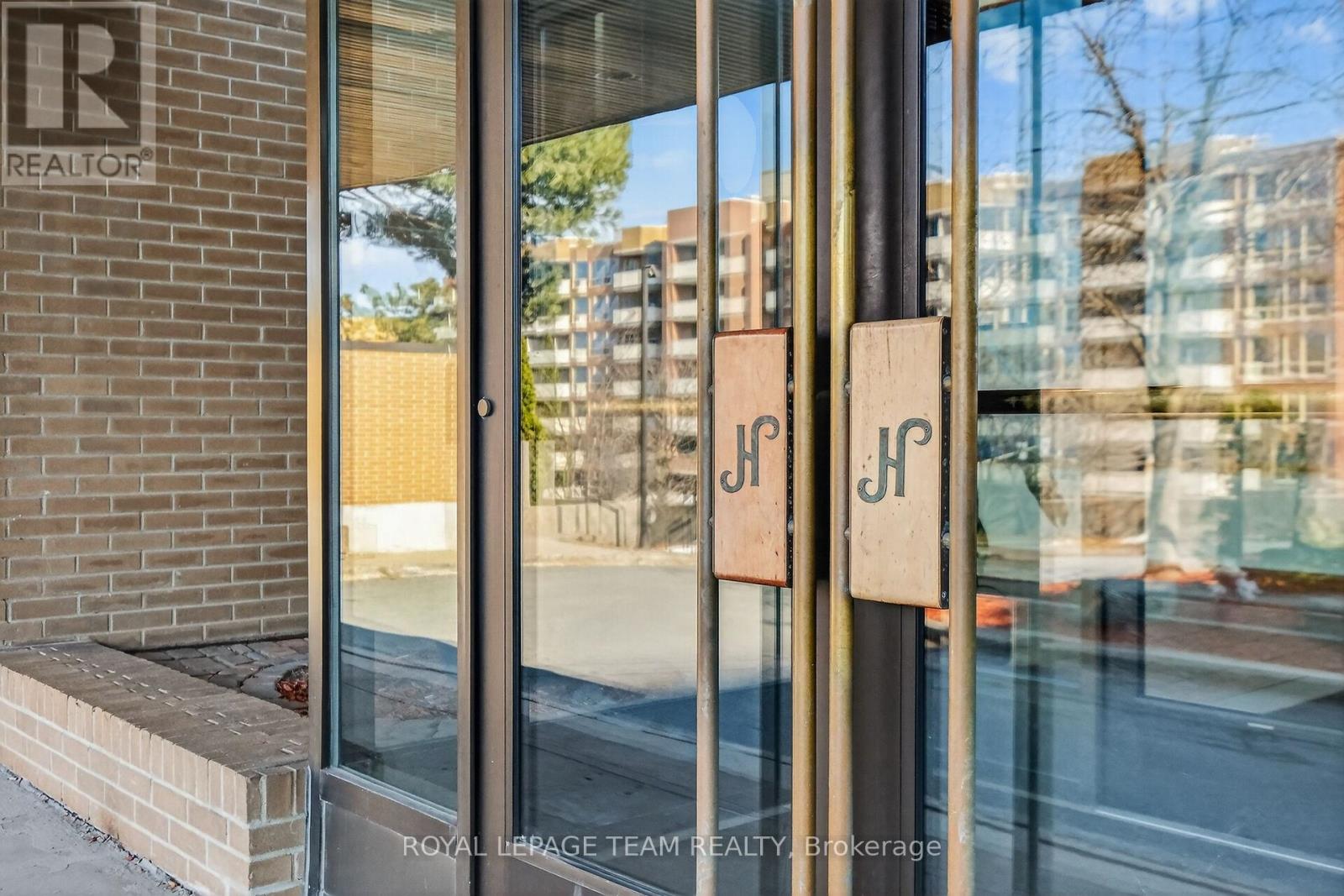 2012 - 515 St Laurent Boulevard