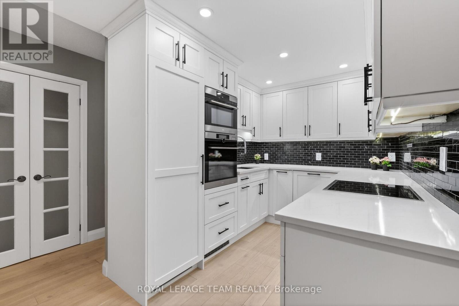 2012 - 515 St Laurent Boulevard