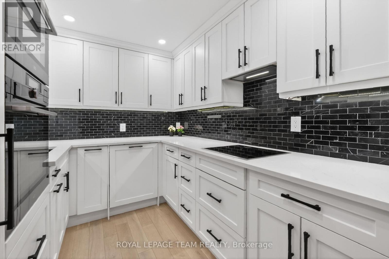 2012 - 515 St Laurent Boulevard