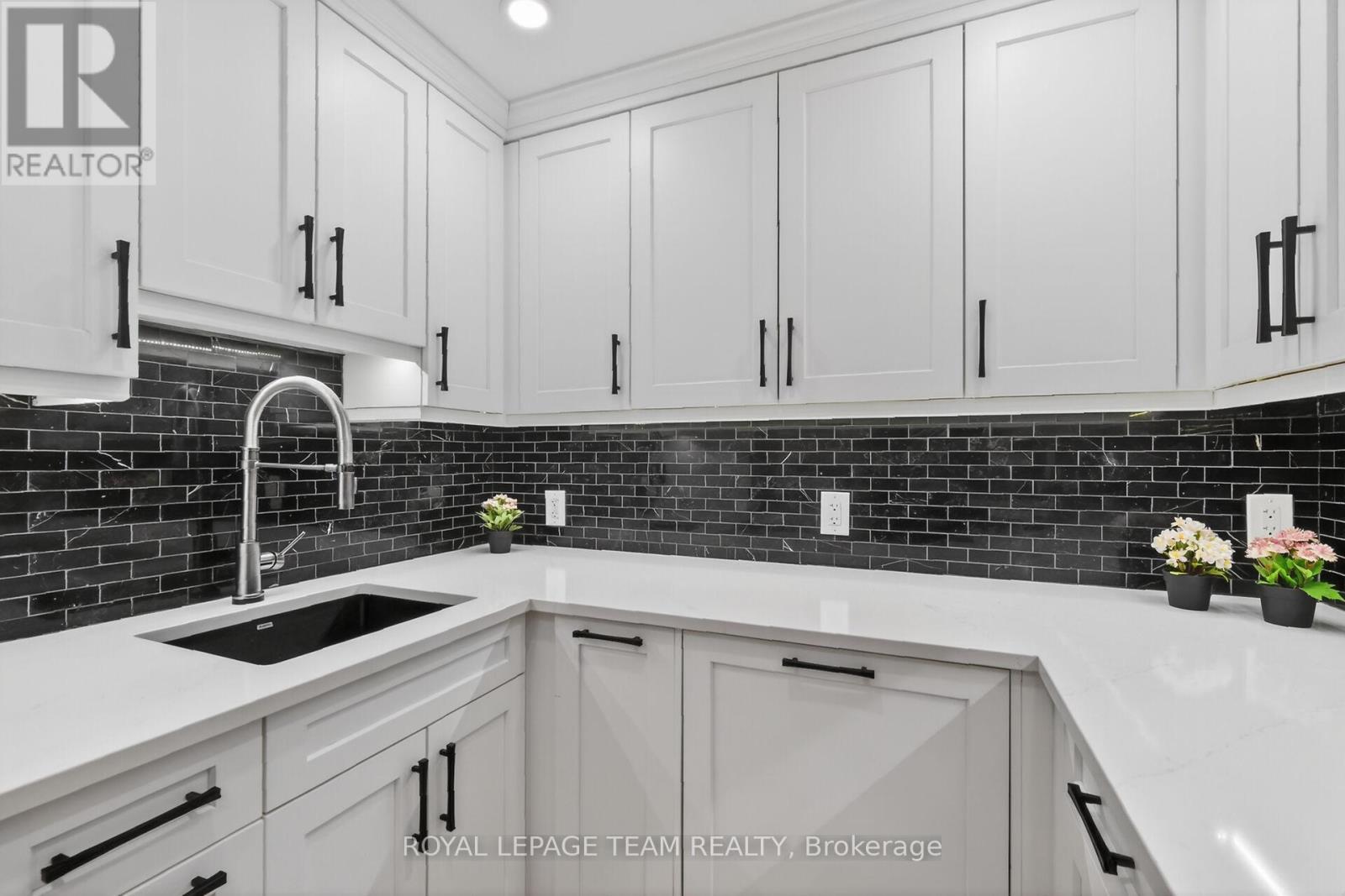 2012 - 515 St Laurent Boulevard