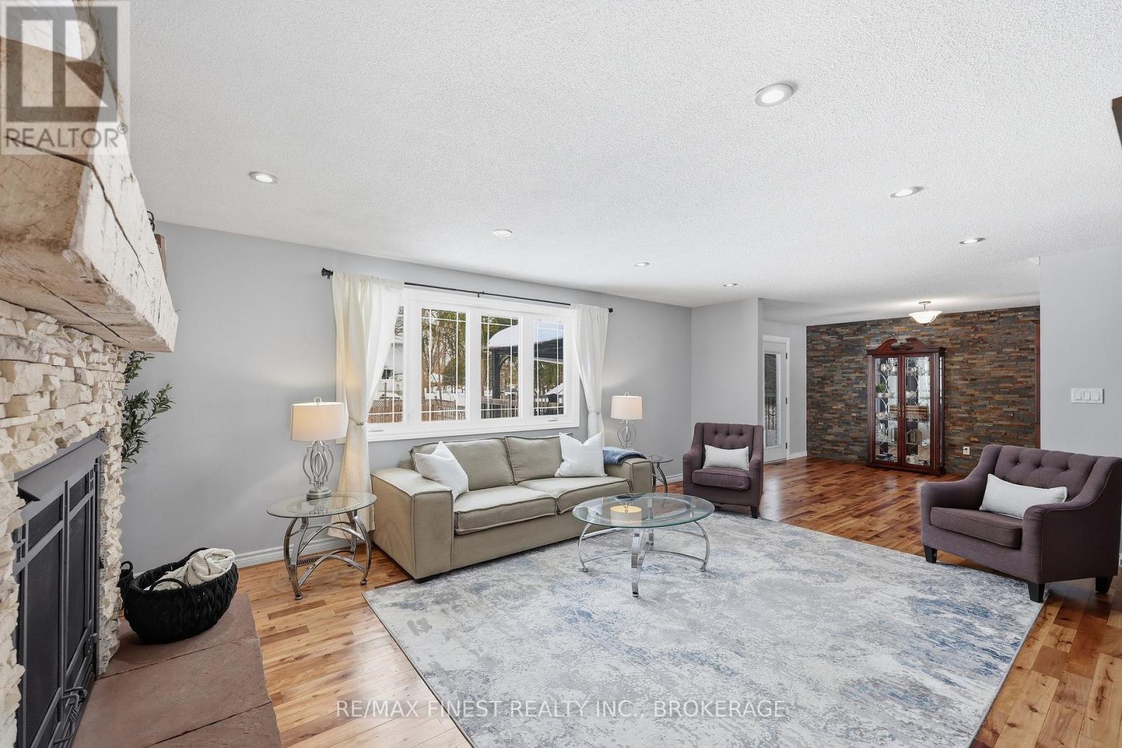 2518 Rideau Ferry Road