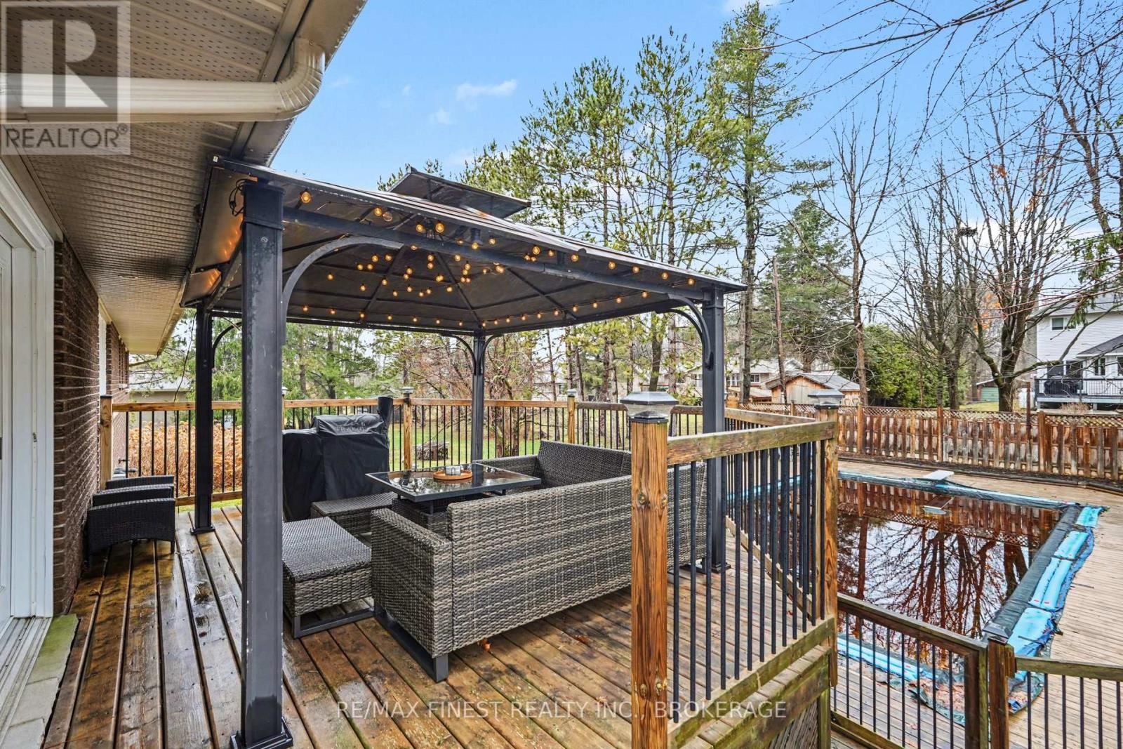 2518 Rideau Ferry Road