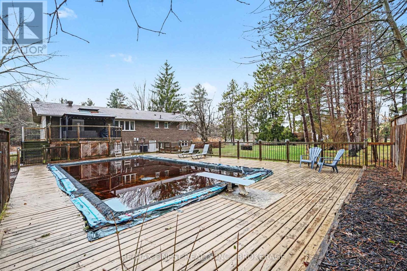 2518 Rideau Ferry Road