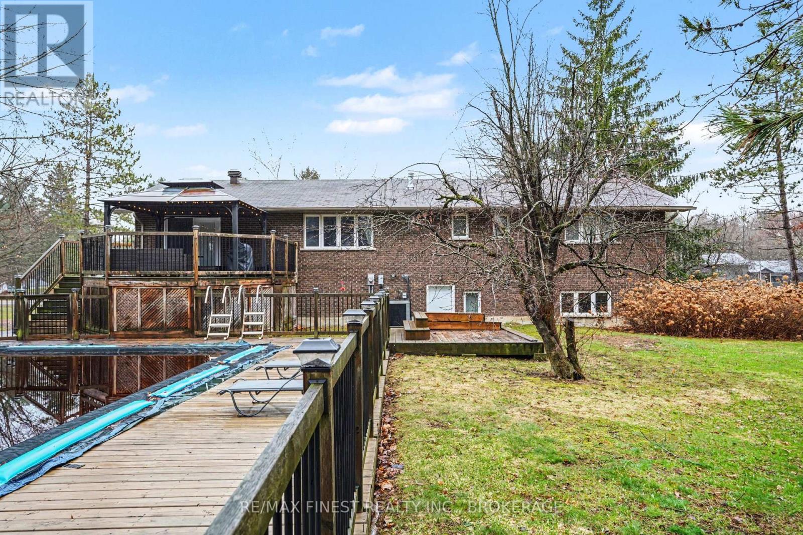 2518 Rideau Ferry Road