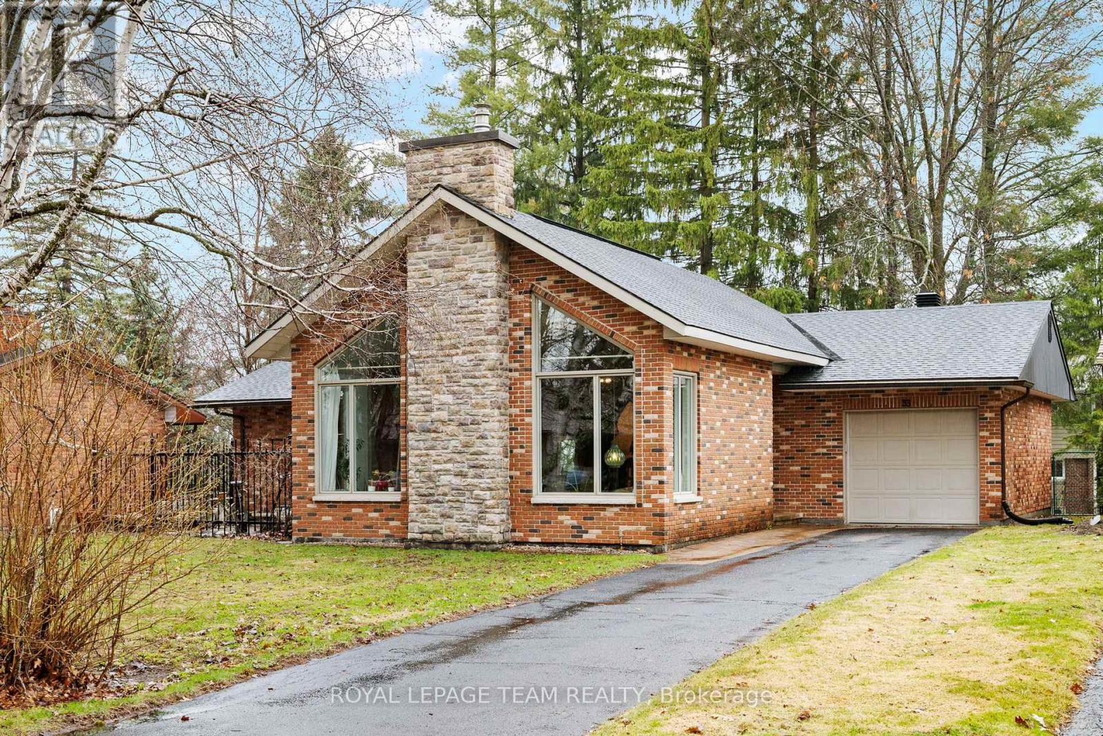 33 Rutherford Crescent