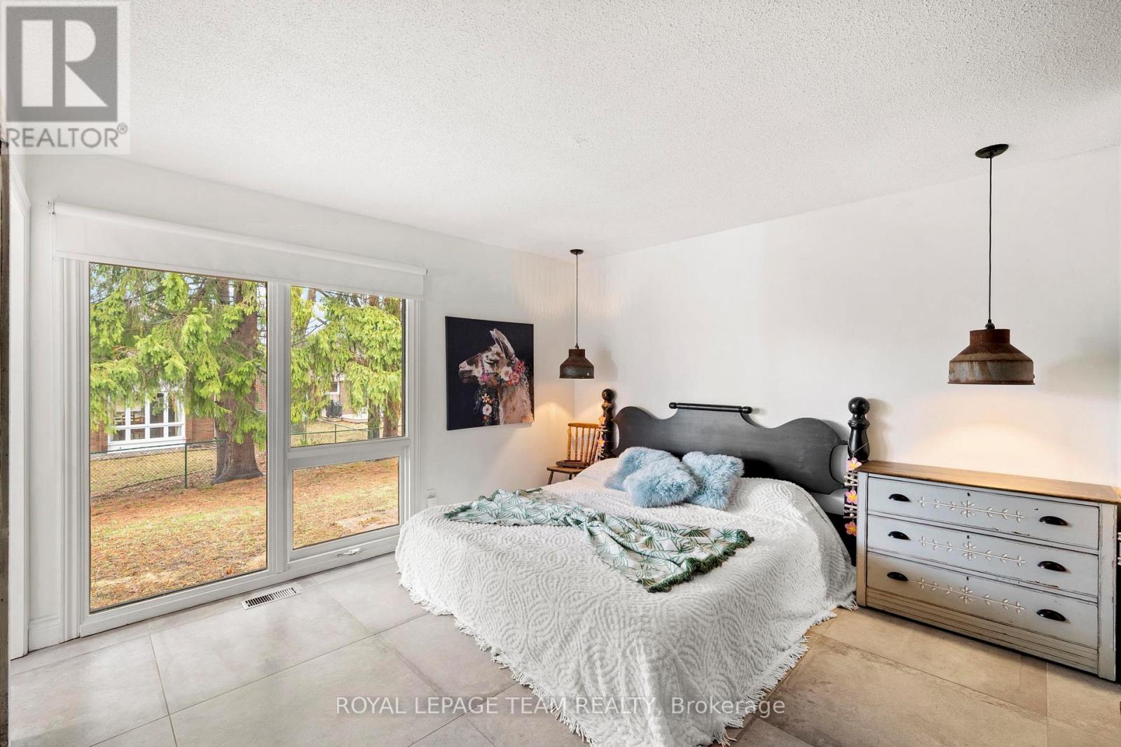 33 Rutherford Crescent