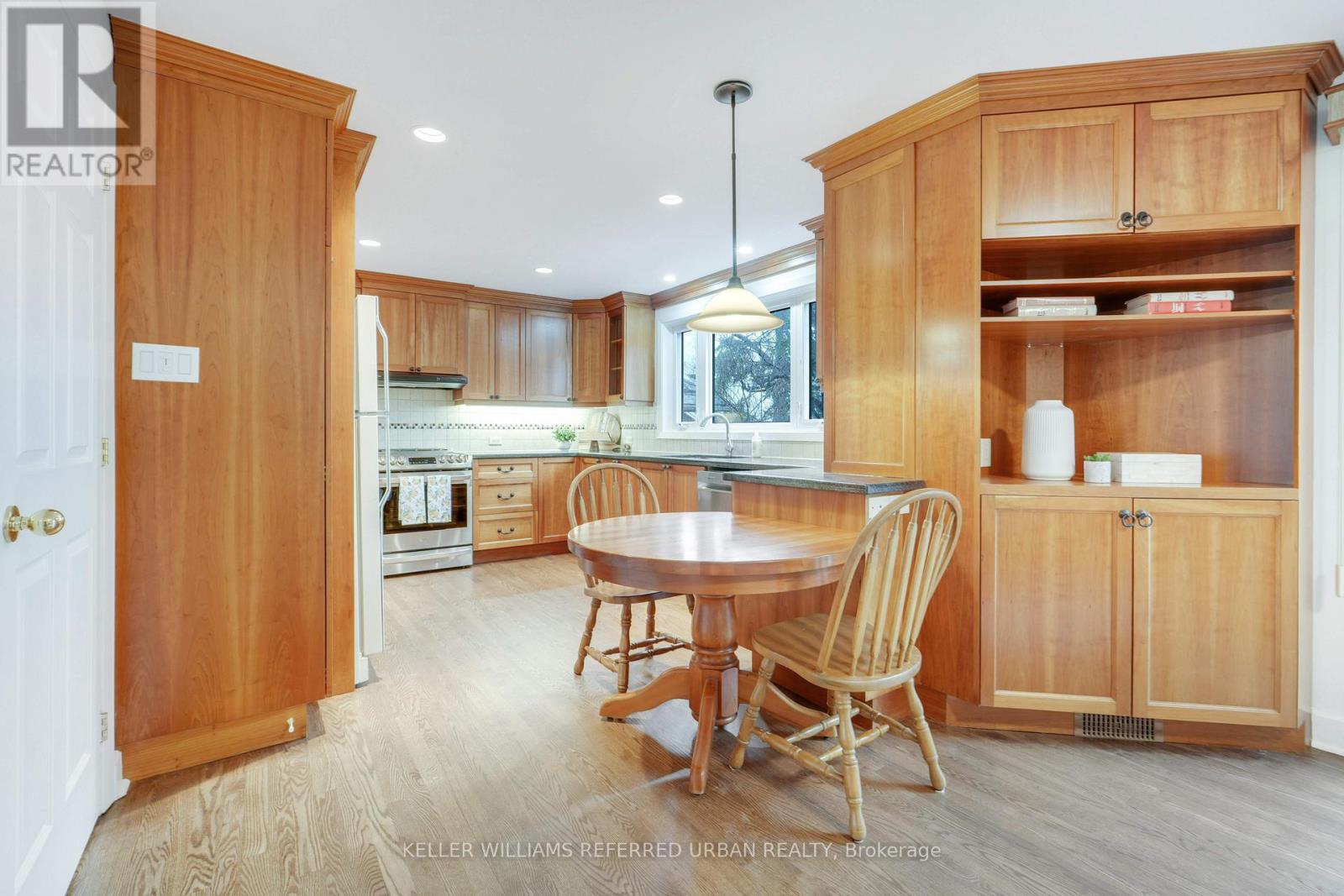 682 Glenhurst Crescent